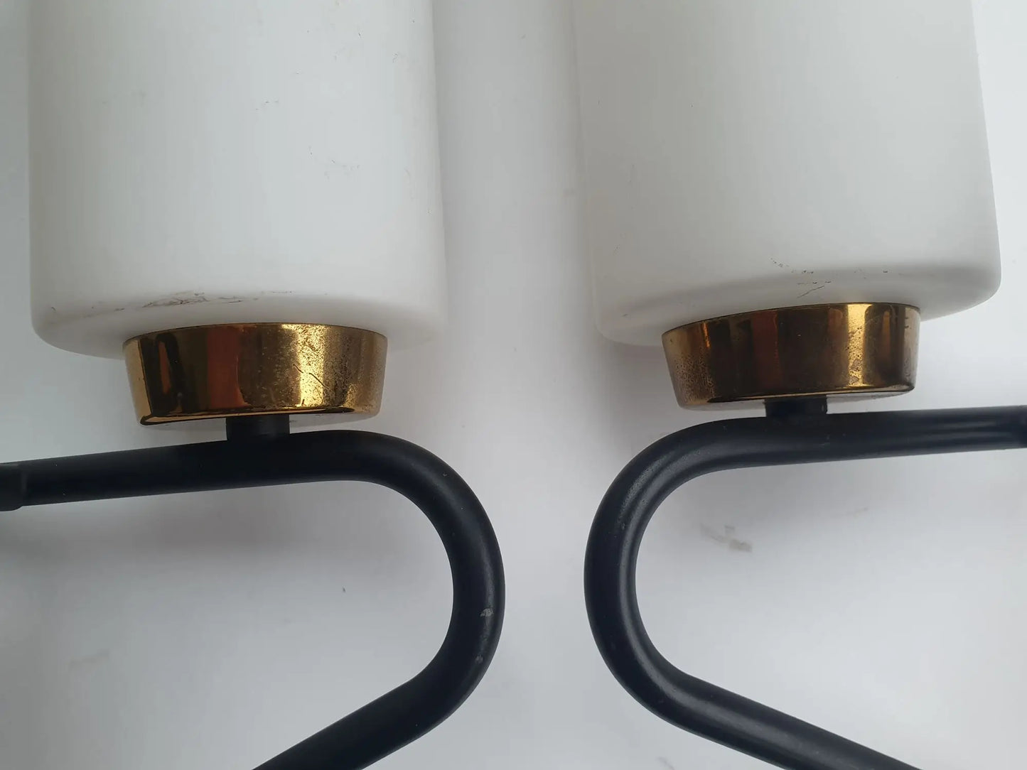 paire-appliques-murales-vintage-laiton-dore-verre-opalin-annees50-detail-6