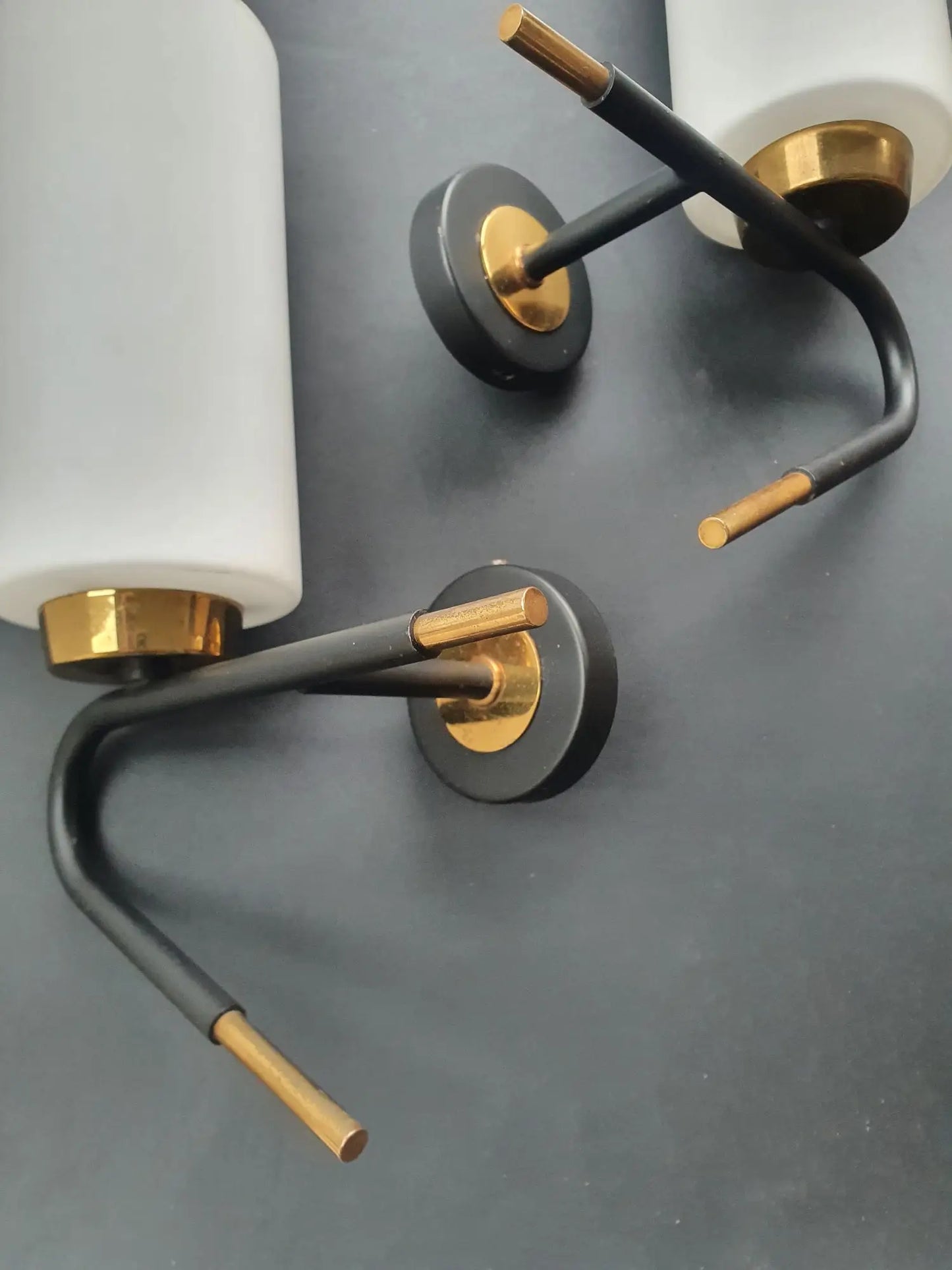 paire-appliques-murales-vintage-laiton-dore-verre-opalin-annees50-detail-7