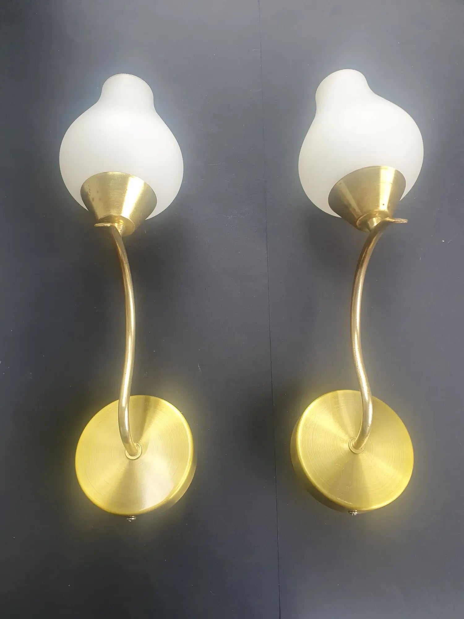 paire-appliques-murales-vintage-laiton-dore-verre-opalin-annes-50-2