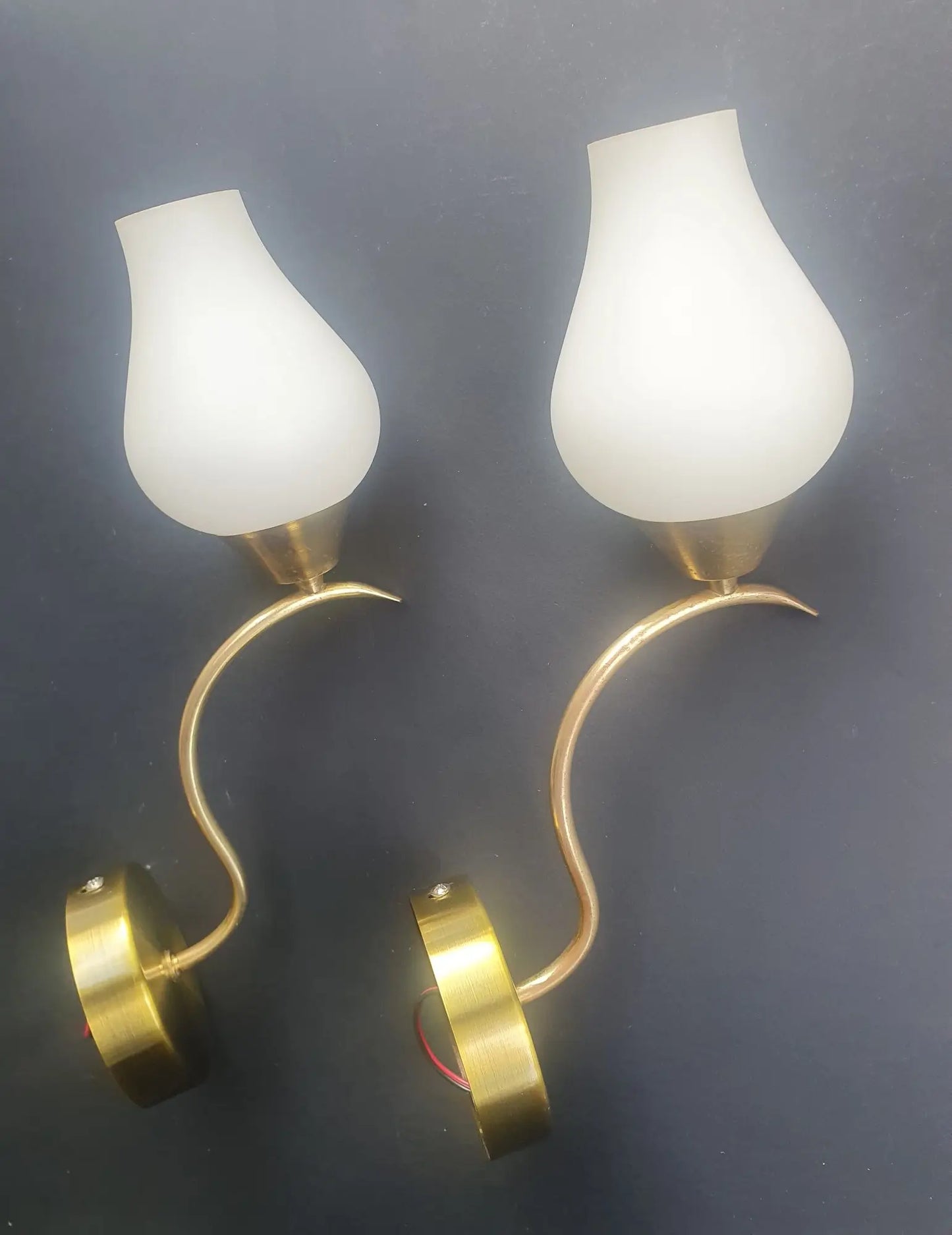paire-appliques-murales-vintage-laiton-dore-verre-opalin-annes-50-cote-1