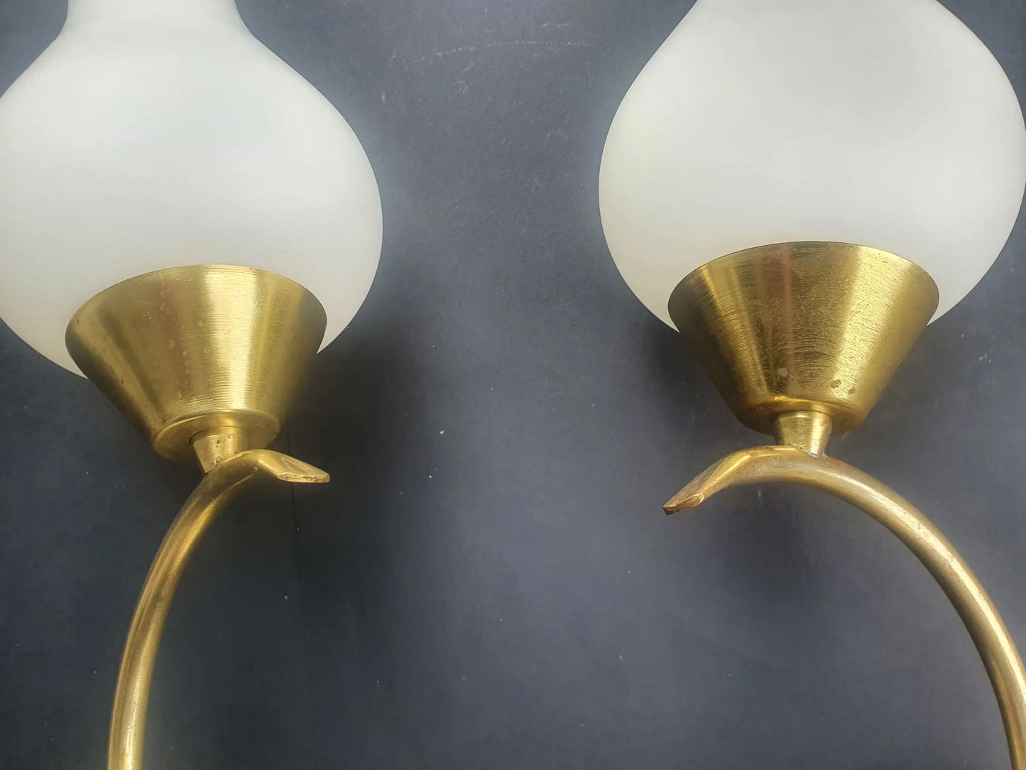 paire-appliques-murales-vintage-laiton-dore-verre-opalin-annes-50-detail-1