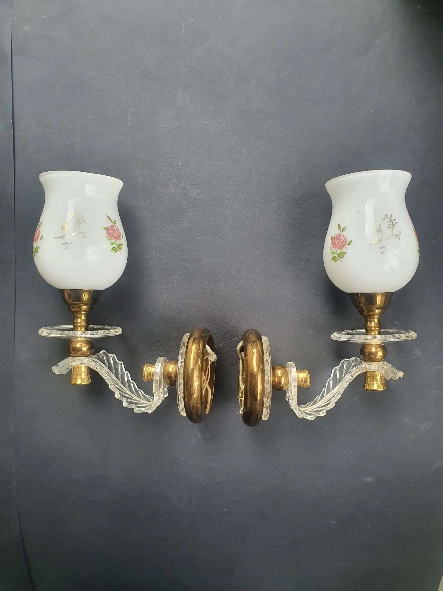 paire-appliques-murales-vintage-laiton-dore-verre-opalin-roses-anciennes-2