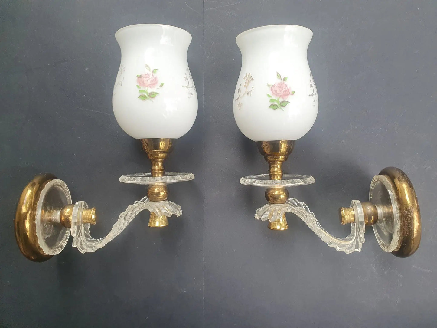 paire-appliques-murales-vintage-laiton-dore-verre-opalin-roses-anciennes-3