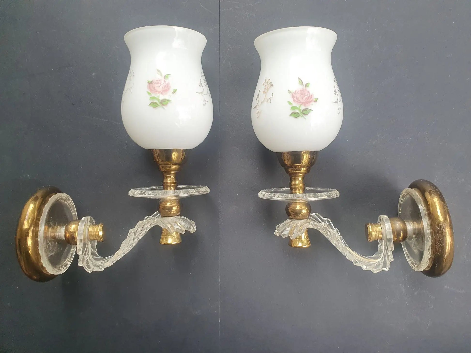 paire-appliques-murales-vintage-laiton-dore-verre-opalin-roses-anciennes-3