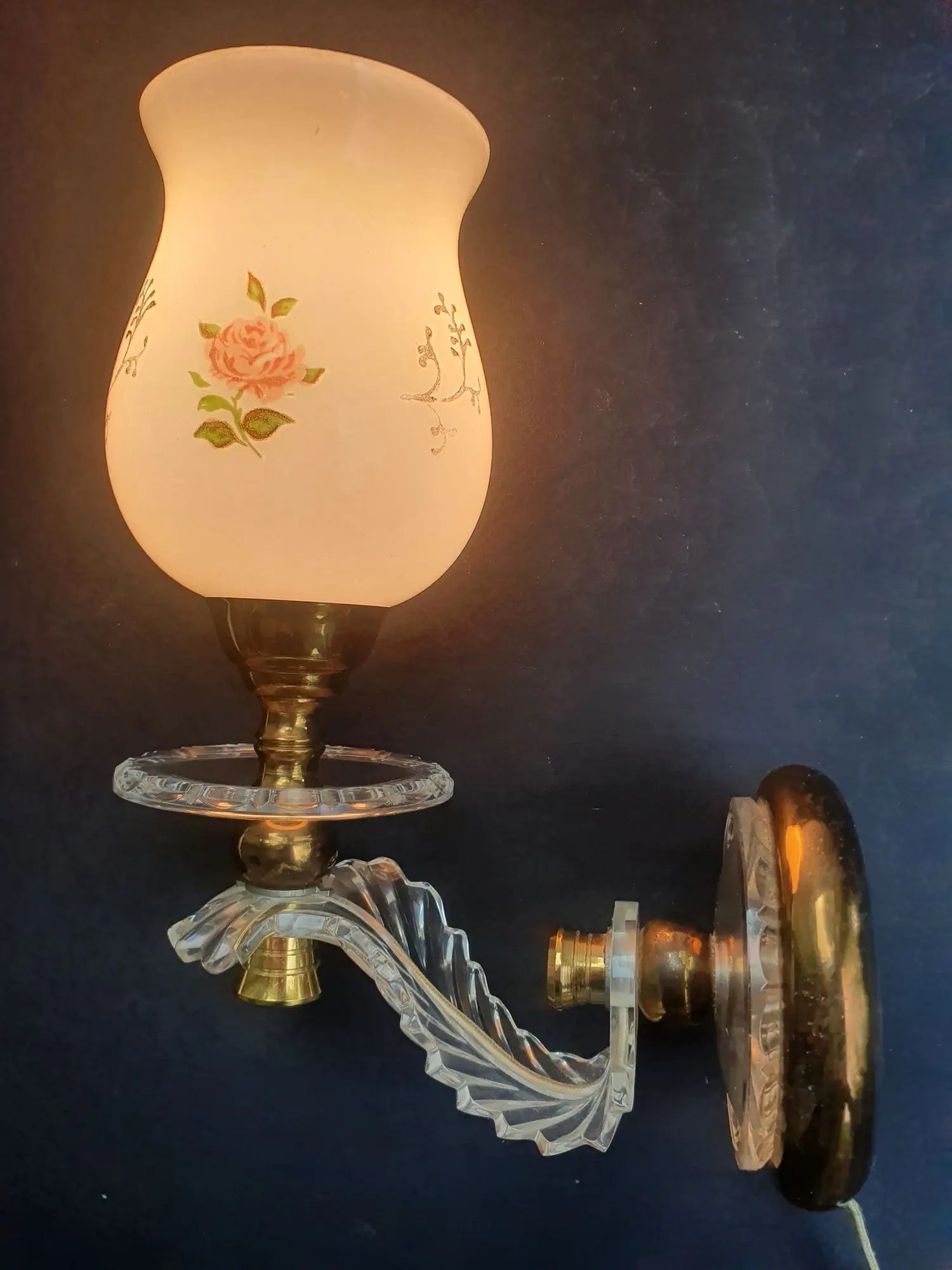 paire-appliques-murales-vintage-laiton-dore-verre-opalin-roses-anciennes-allumee-1