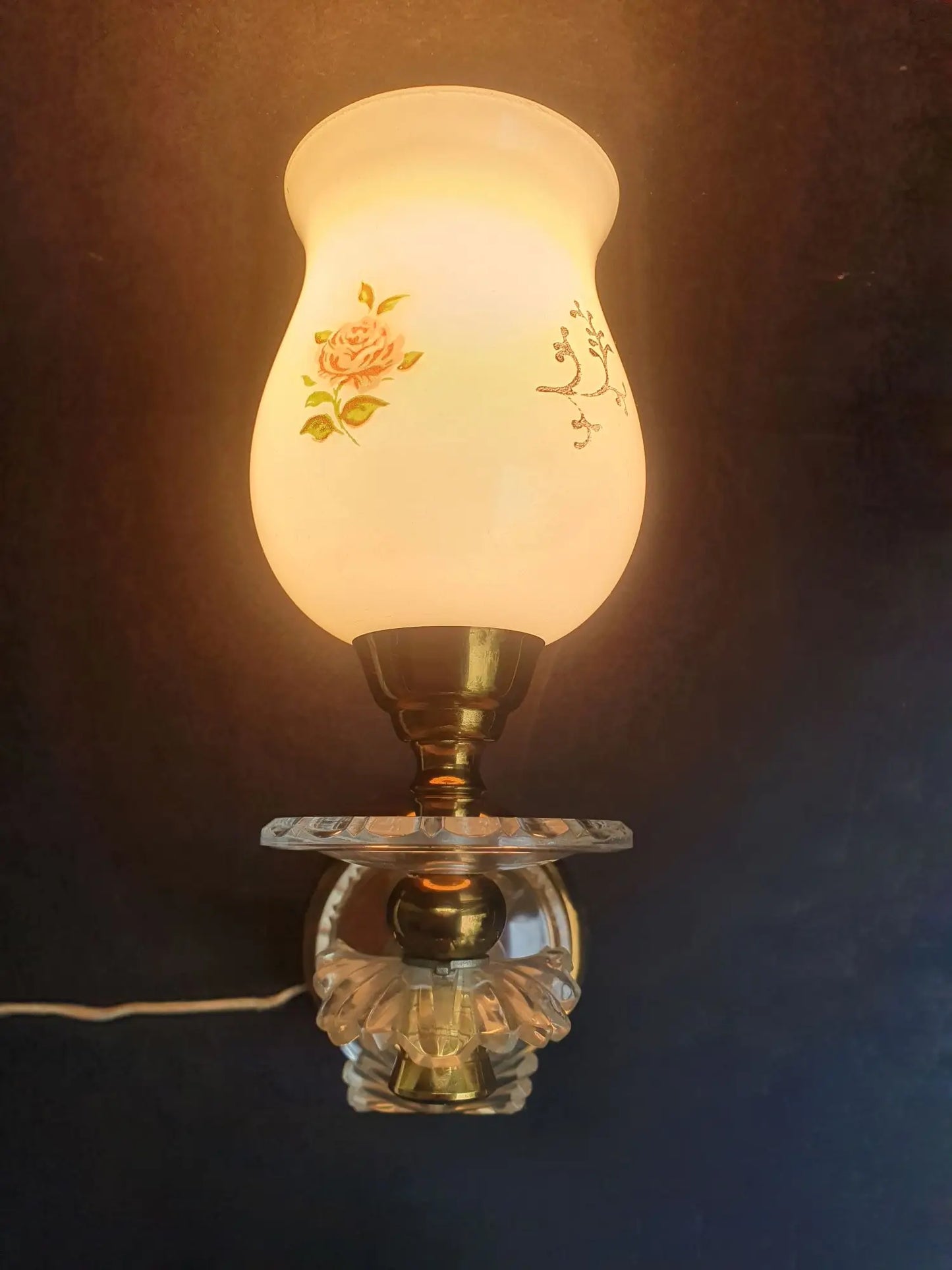 paire-appliques-murales-vintage-laiton-dore-verre-opalin-roses-anciennes-allumee-2