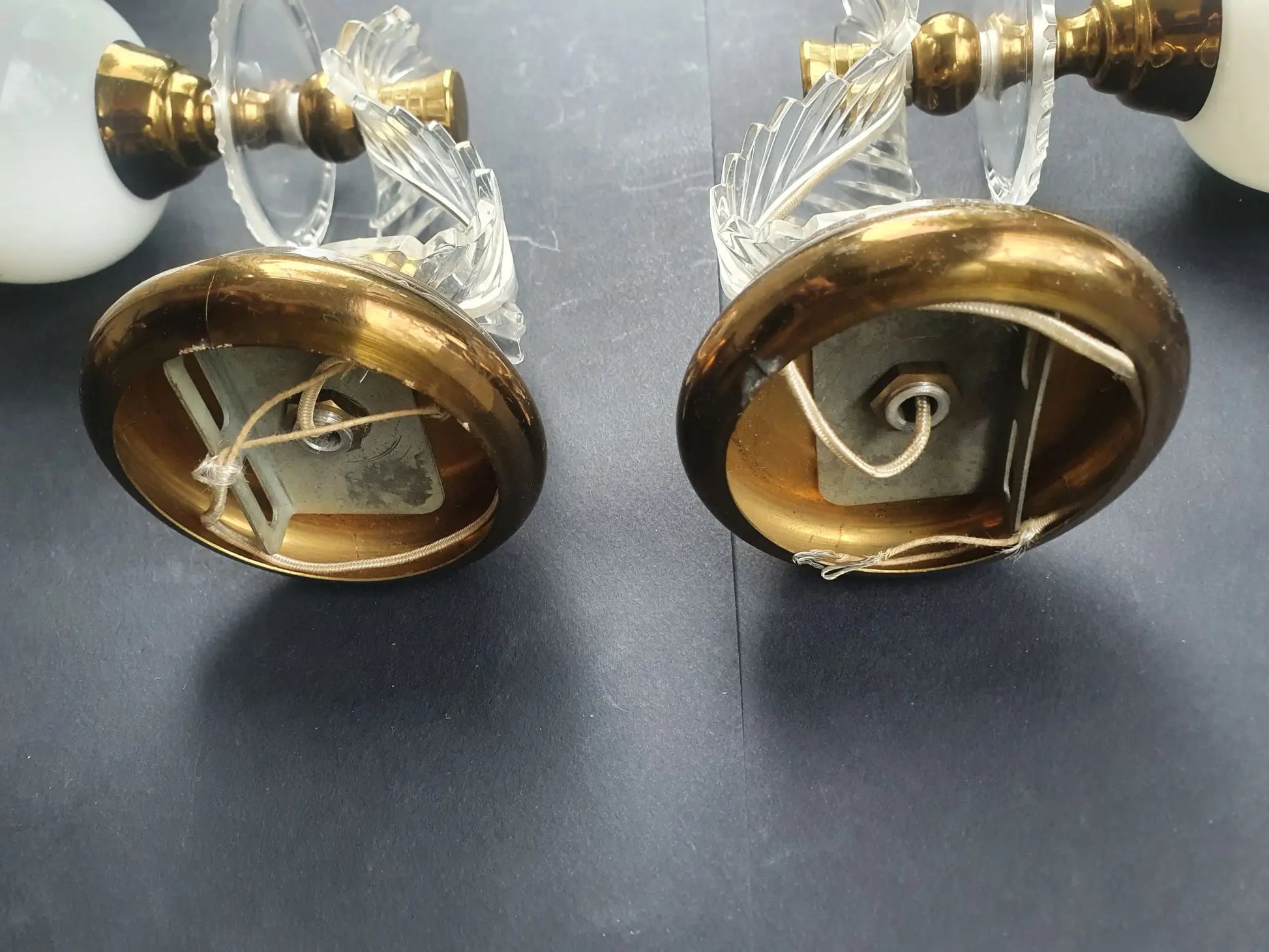paire-appliques-murales-vintage-laiton-dore-verre-opalin-roses-anciennes-arriere