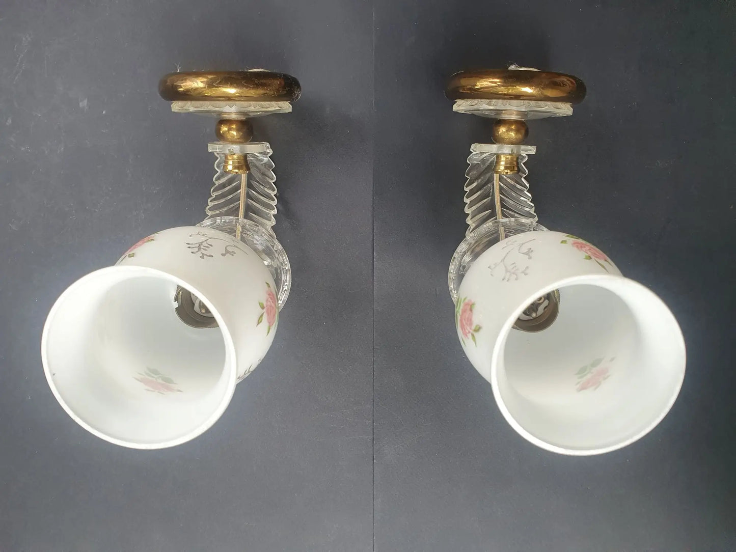 paire-appliques-murales-vintage-laiton-dore-verre-opalin-roses-anciennes-dessus