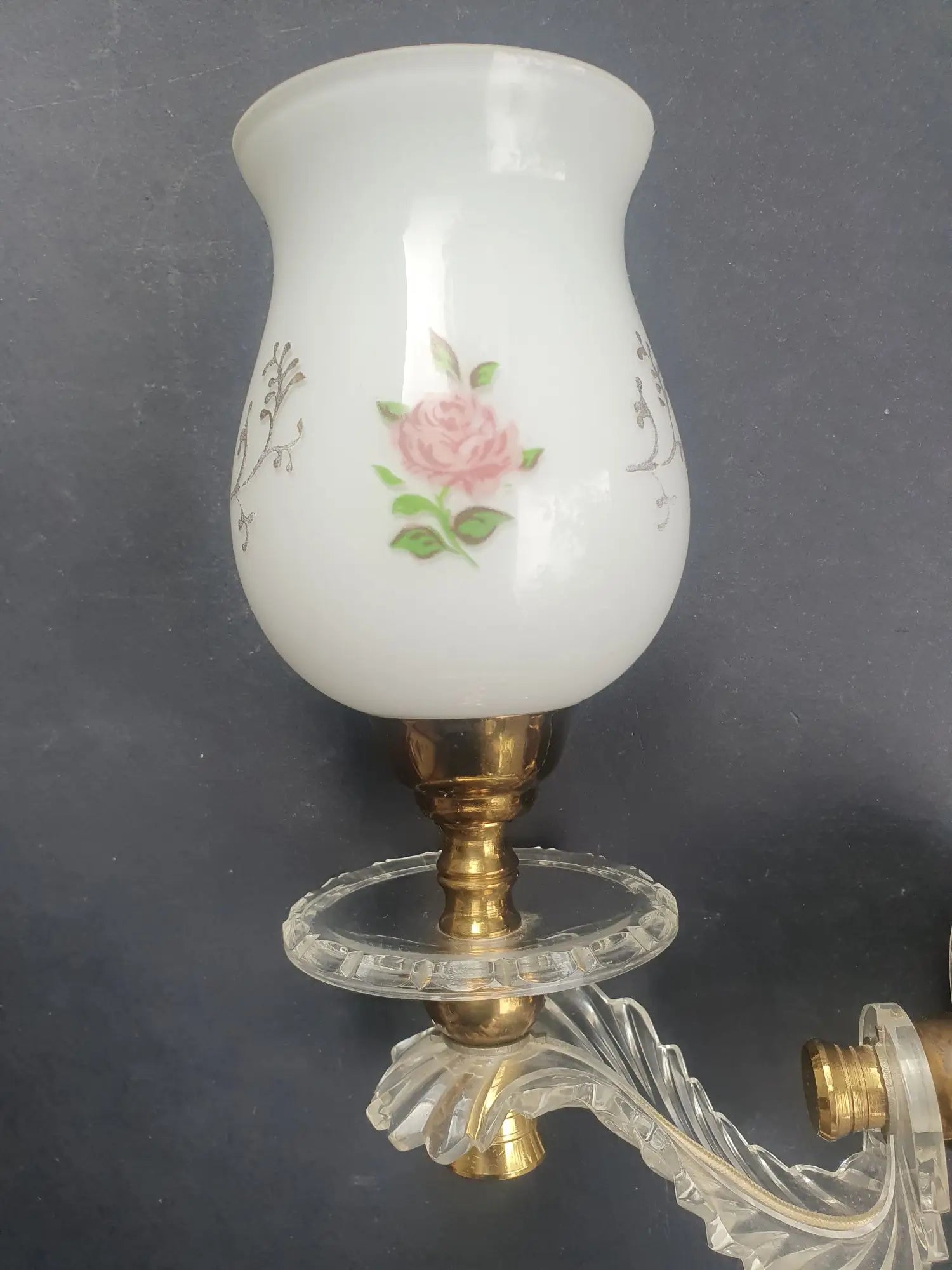 paire-appliques-murales-vintage-laiton-dore-verre-opalin-roses-anciennes-detail-1