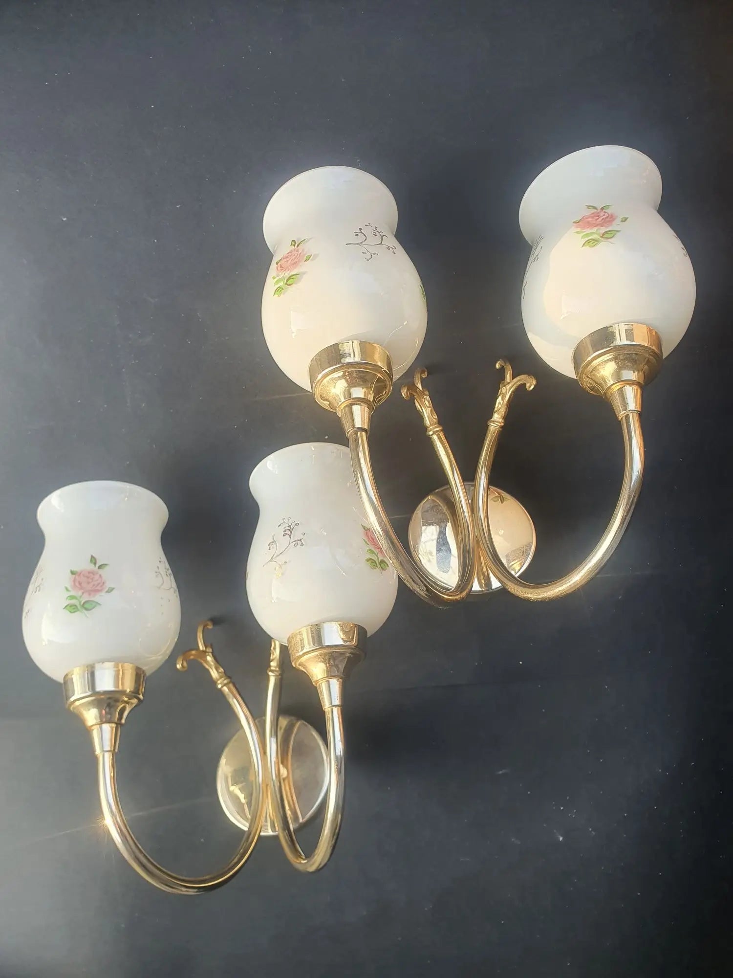 paire-appliques-murales-vintage-laiton-dore-verre-opalin-roses-annees-50-2