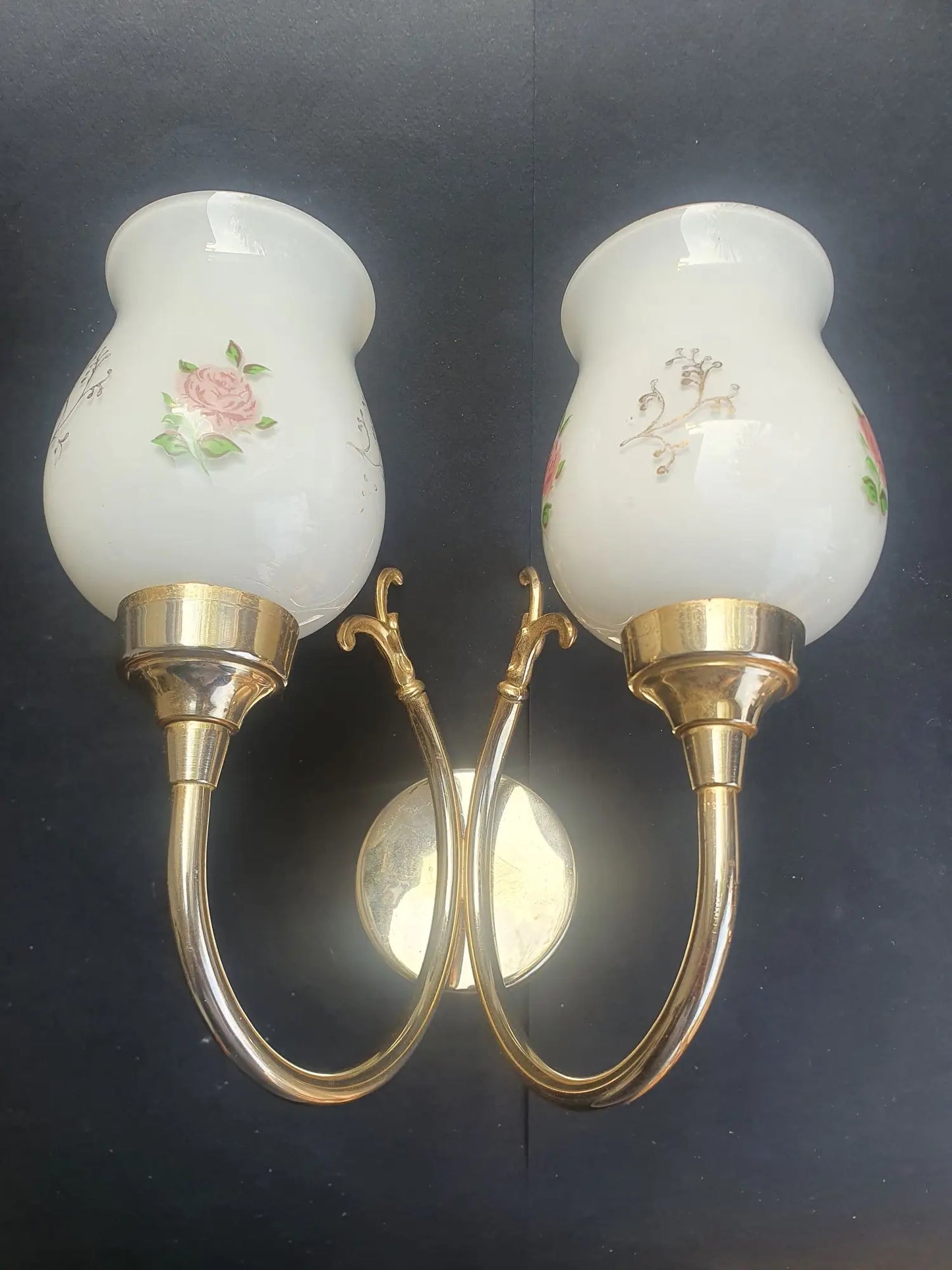 paire-appliques-murales-vintage-laiton-dore-verre-opalin-roses-annees-50-4