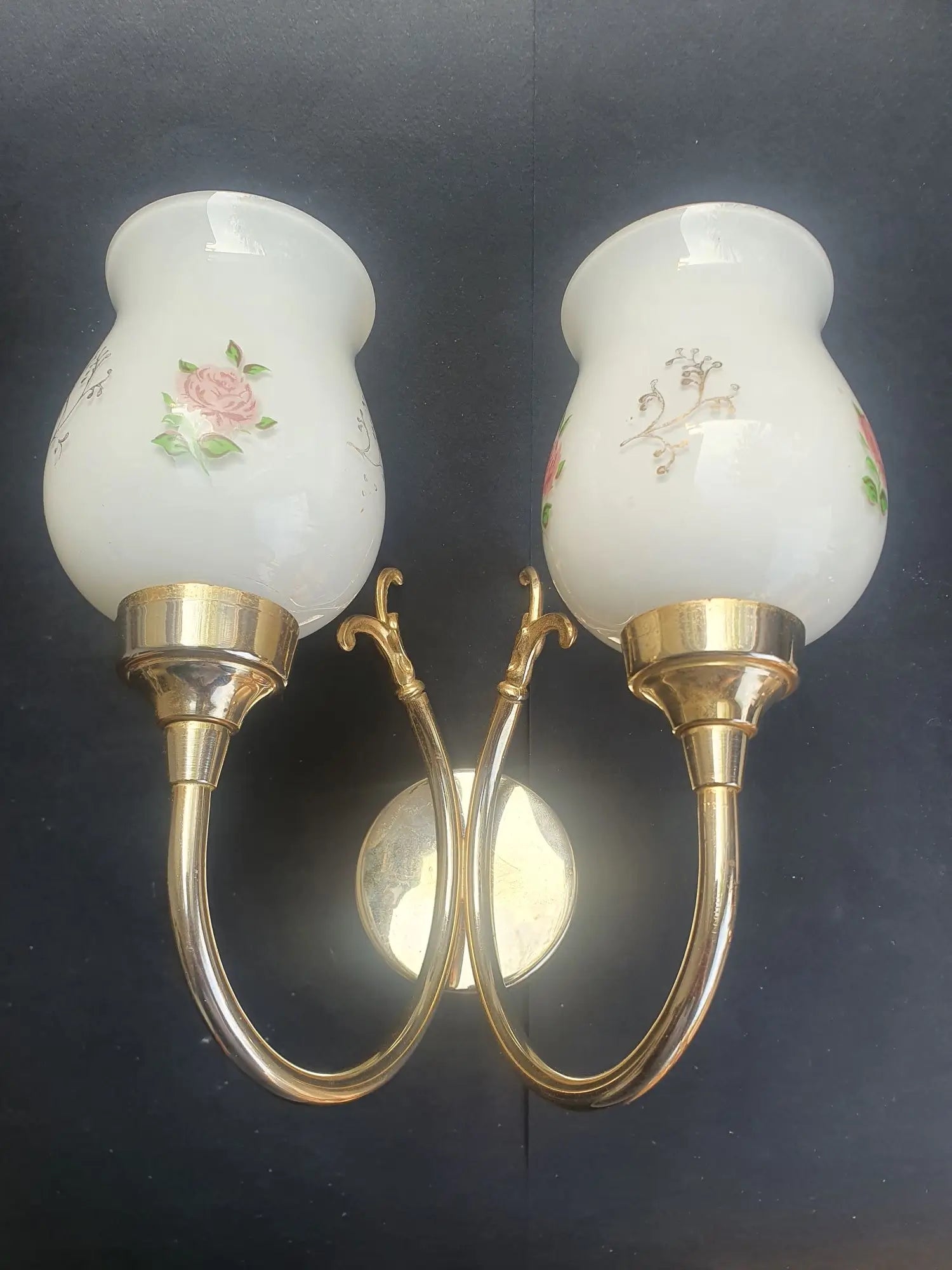 paire-appliques-murales-vintage-laiton-dore-verre-opalin-roses-annees-50-4