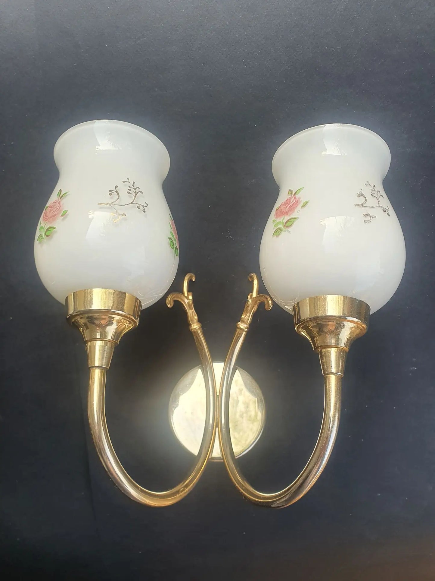 paire-appliques-murales-vintage-laiton-dore-verre-opalin-roses-annees-50-5