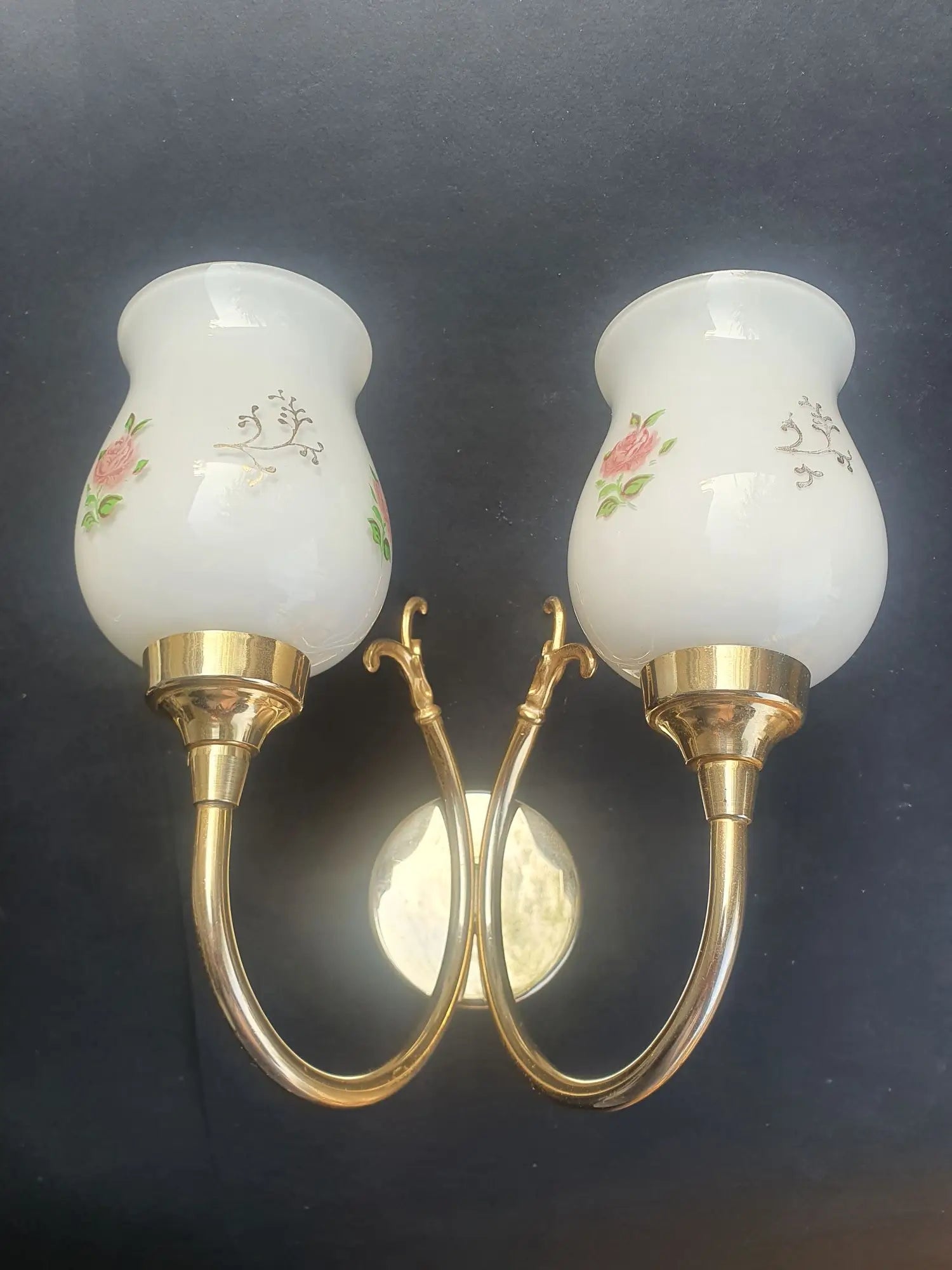 paire-appliques-murales-vintage-laiton-dore-verre-opalin-roses-annees-50-5