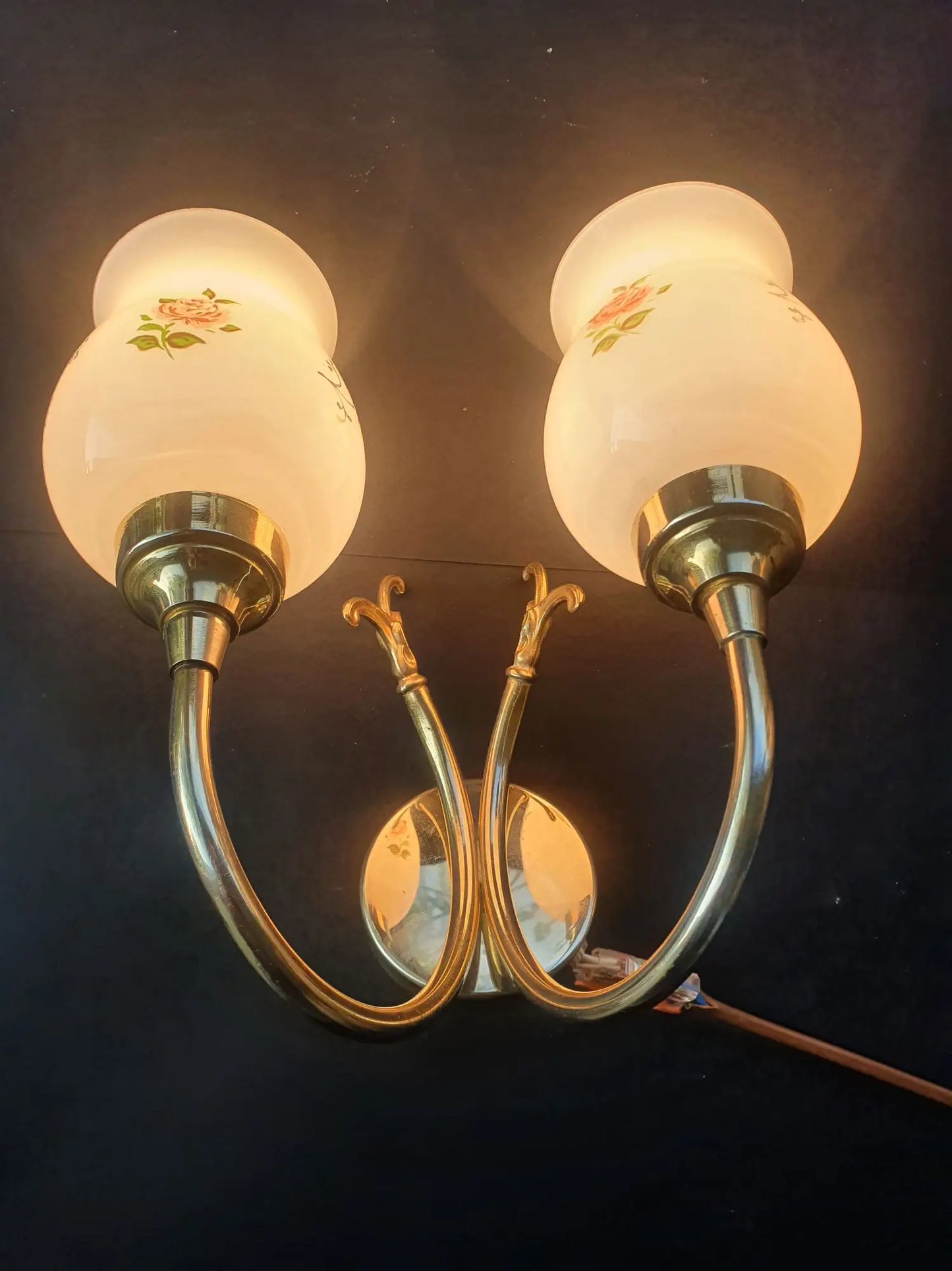 paire-appliques-murales-vintage-laiton-dore-verre-opalin-roses-annees-50-allumee-2