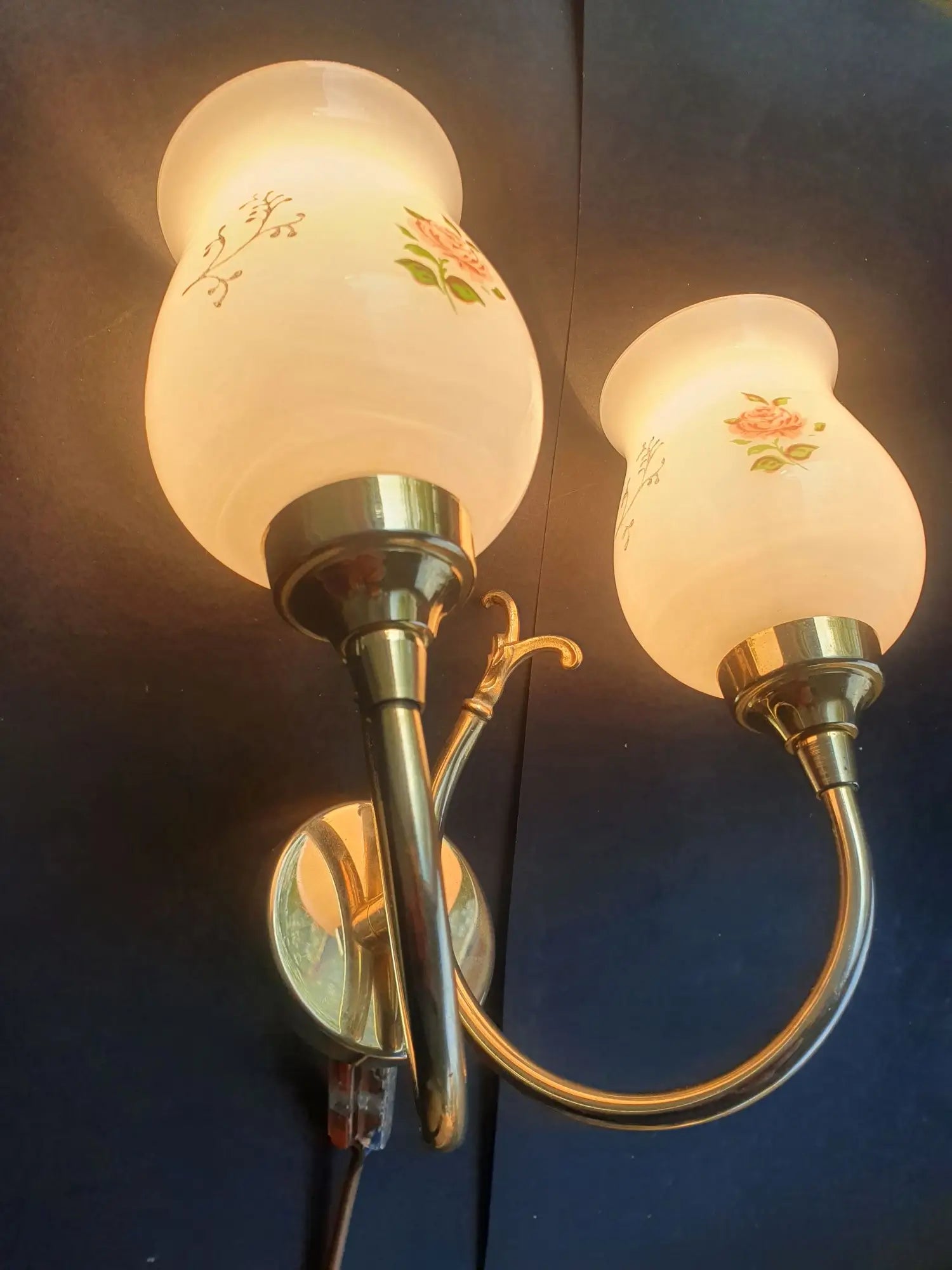 paire-appliques-murales-vintage-laiton-dore-verre-opalin-roses-annees-50-allumee-3