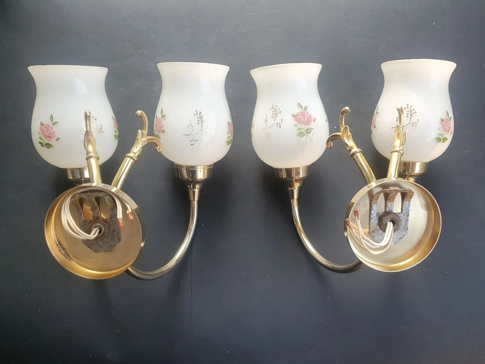 paire-appliques-murales-vintage-laiton-dore-verre-opalin-roses-annees-50-arriere