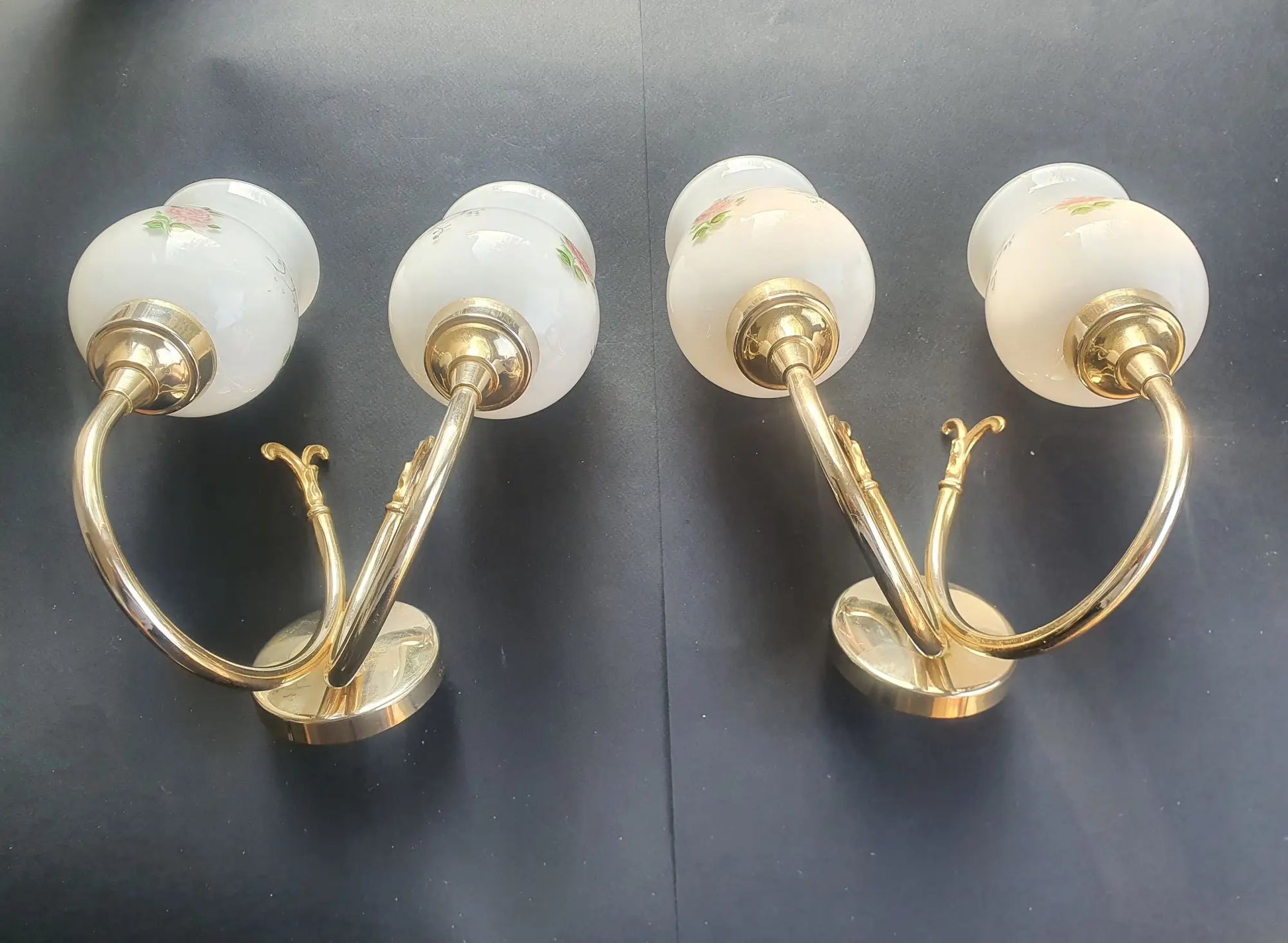 paire-appliques-murales-vintage-laiton-dore-verre-opalin-roses-annees-50-dessous