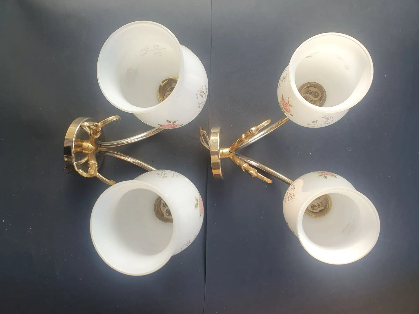paire-appliques-murales-vintage-laiton-dore-verre-opalin-roses-annees-50-dessus