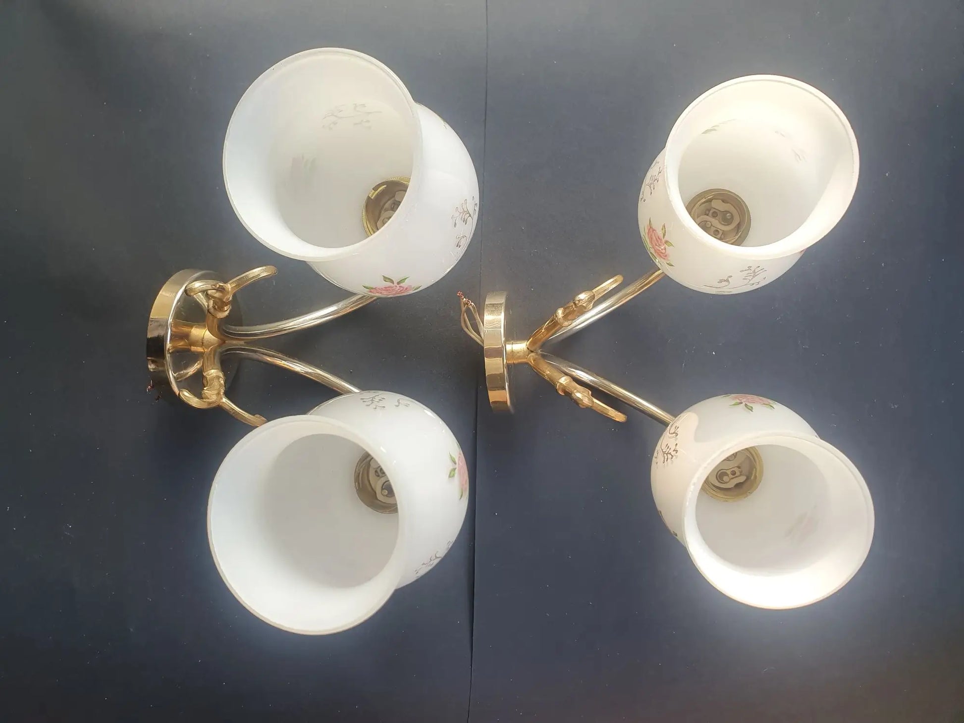 paire-appliques-murales-vintage-laiton-dore-verre-opalin-roses-annees-50-dessus