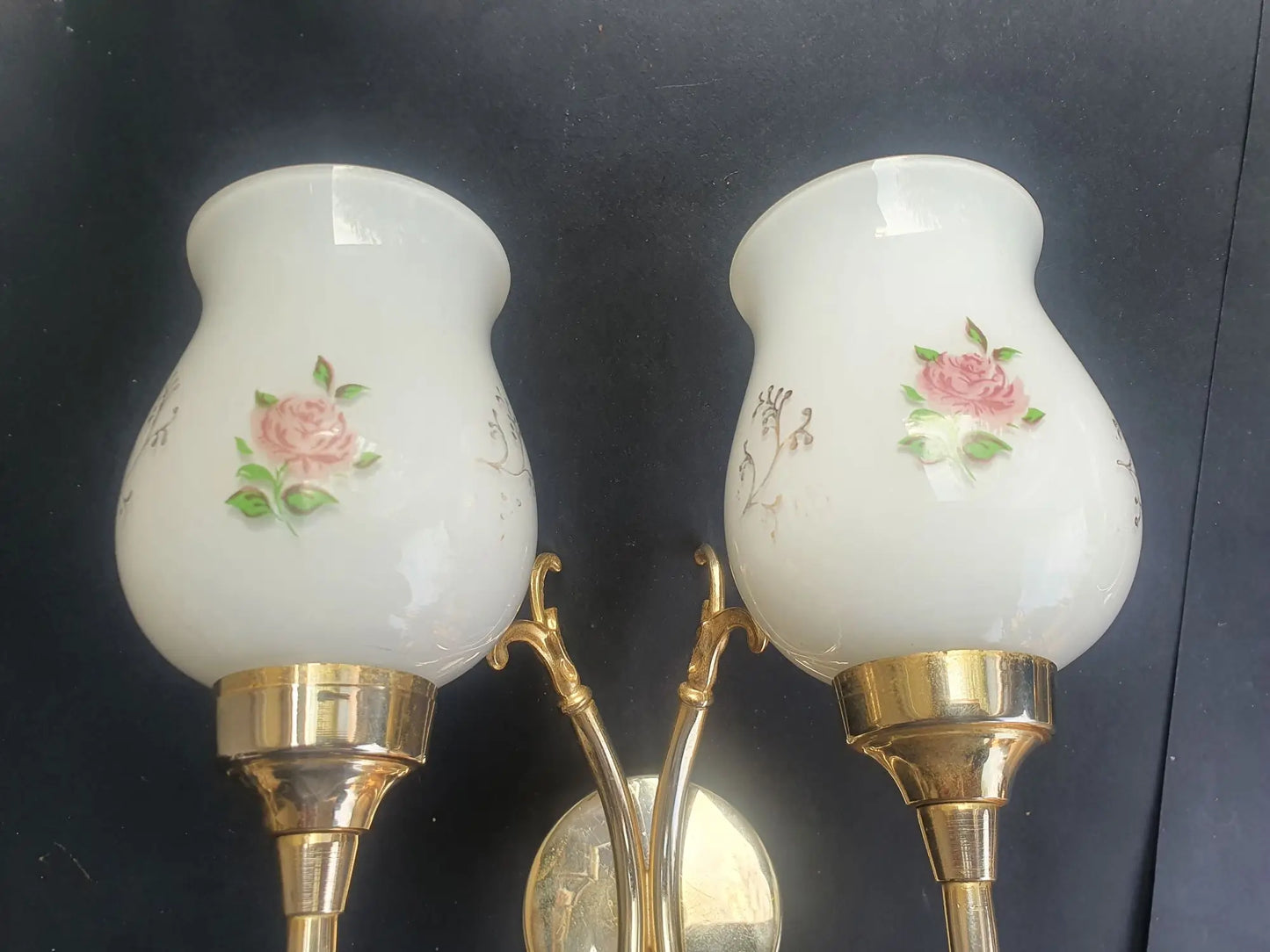 paire-appliques-murales-vintage-laiton-dore-verre-opalin-roses-annees-50-detail-1