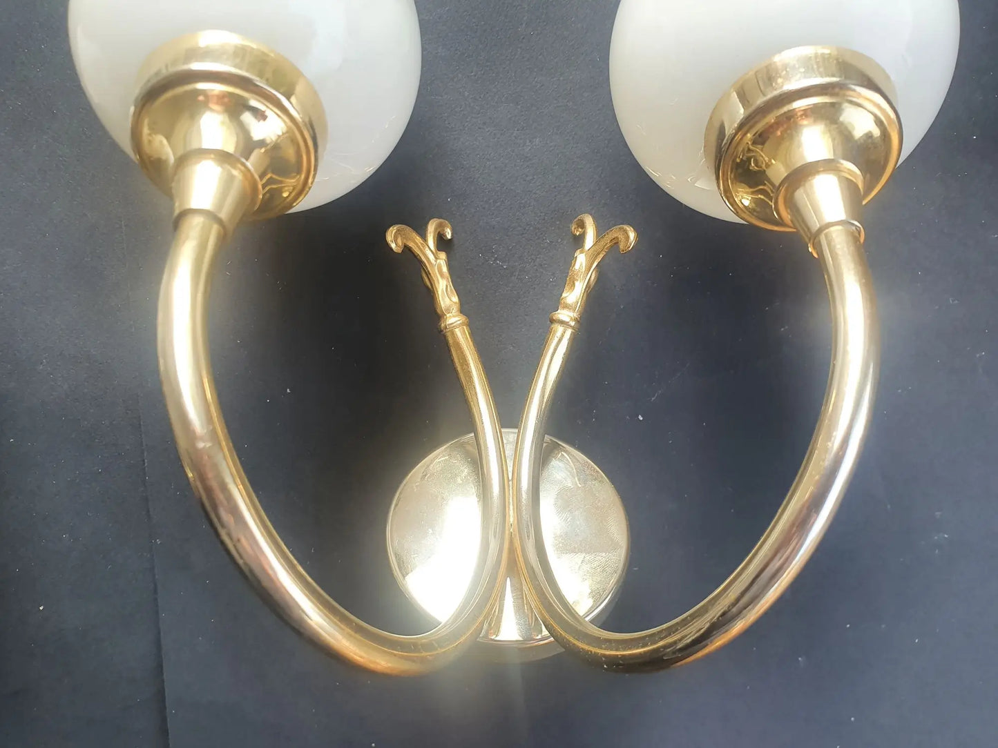 paire-appliques-murales-vintage-laiton-dore-verre-opalin-roses-annees-50-detail-2