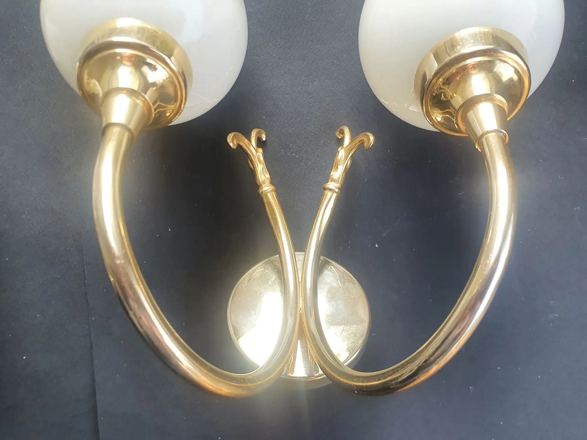 paire-appliques-murales-vintage-laiton-dore-verre-opalin-roses-annees-50-detail-2