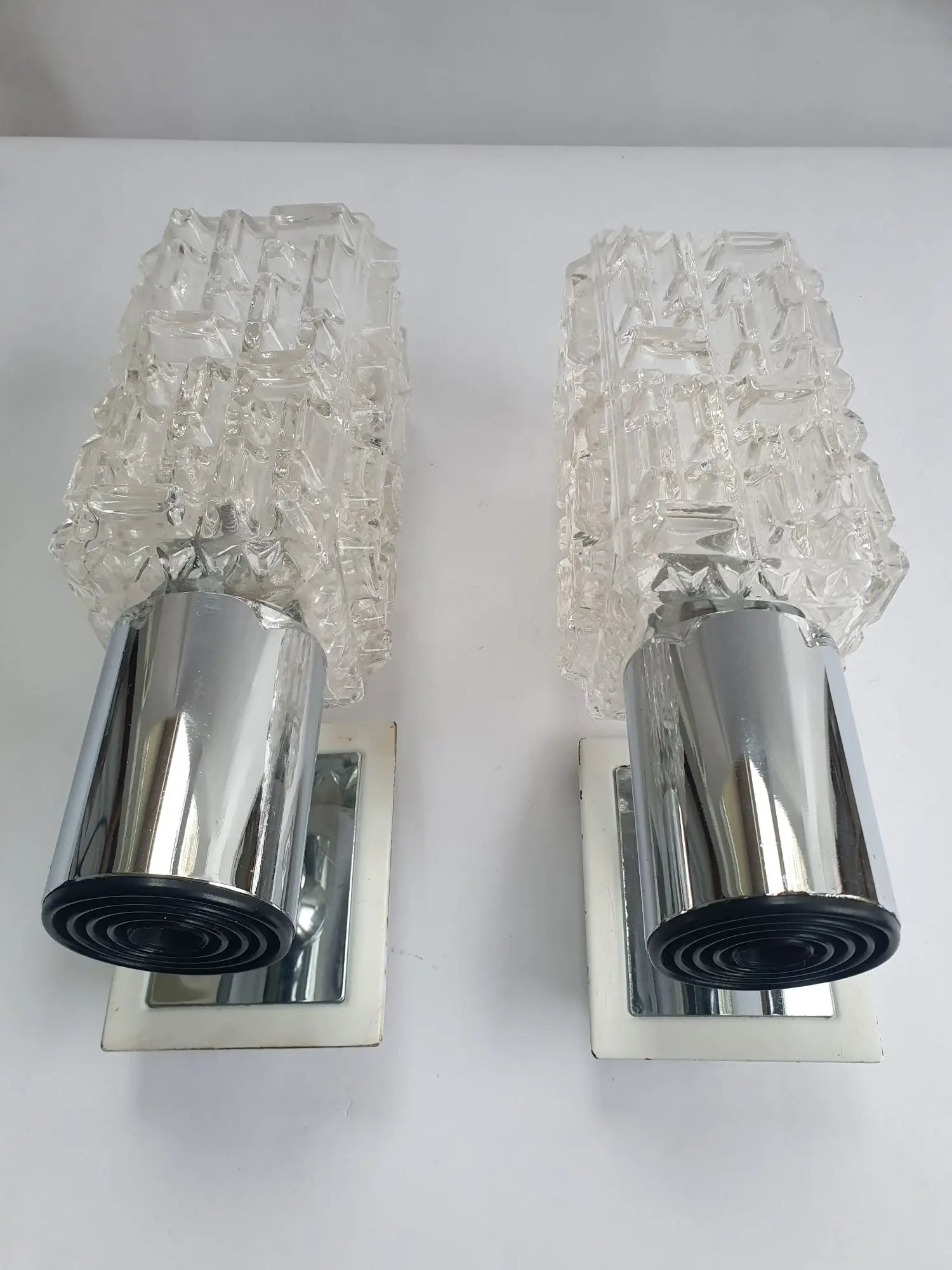 paire-appliques-vintage-chromees-globes-carres-italiennes-targetti-1970-dessous