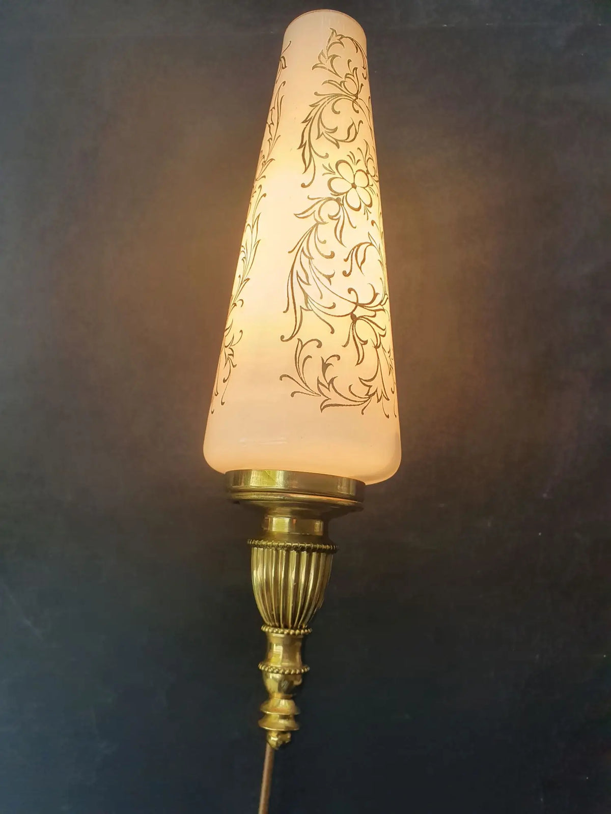 paire-dappliques-murales-annees-60-art-deco-vintage-anciennes-allumee-1