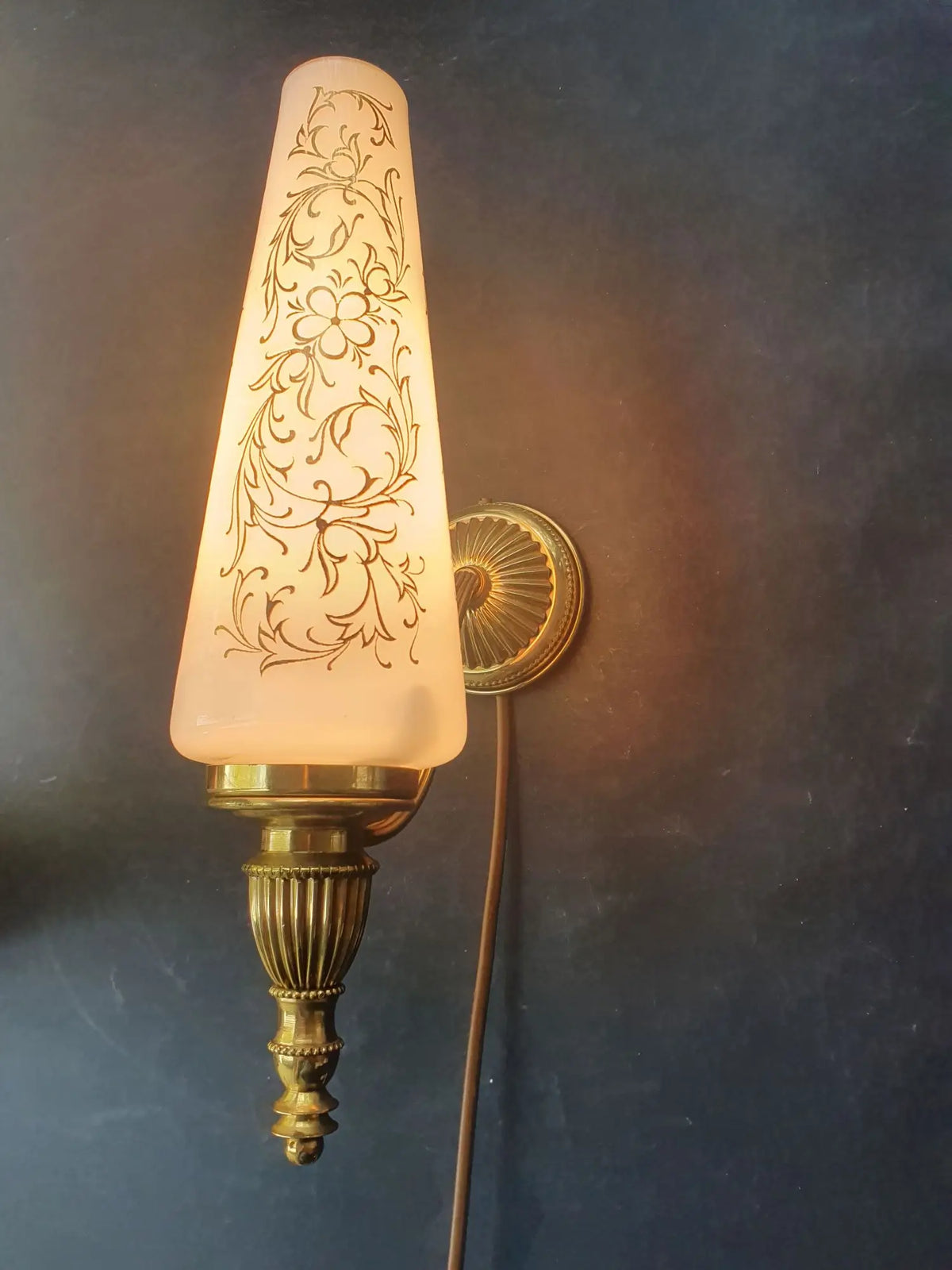 paire-dappliques-murales-annees-60-art-deco-vintage-anciennes-allumee-2
