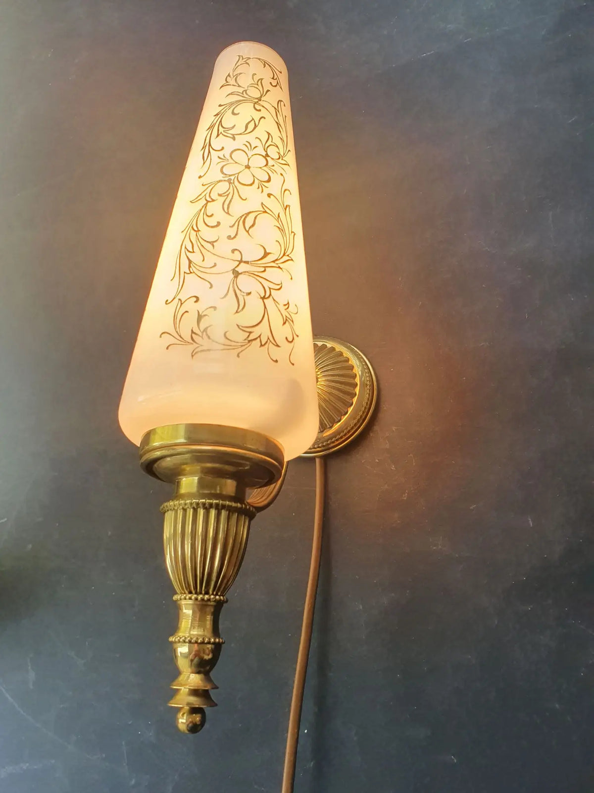 paire-dappliques-murales-annees-60-art-deco-vintage-anciennes-allumee-3