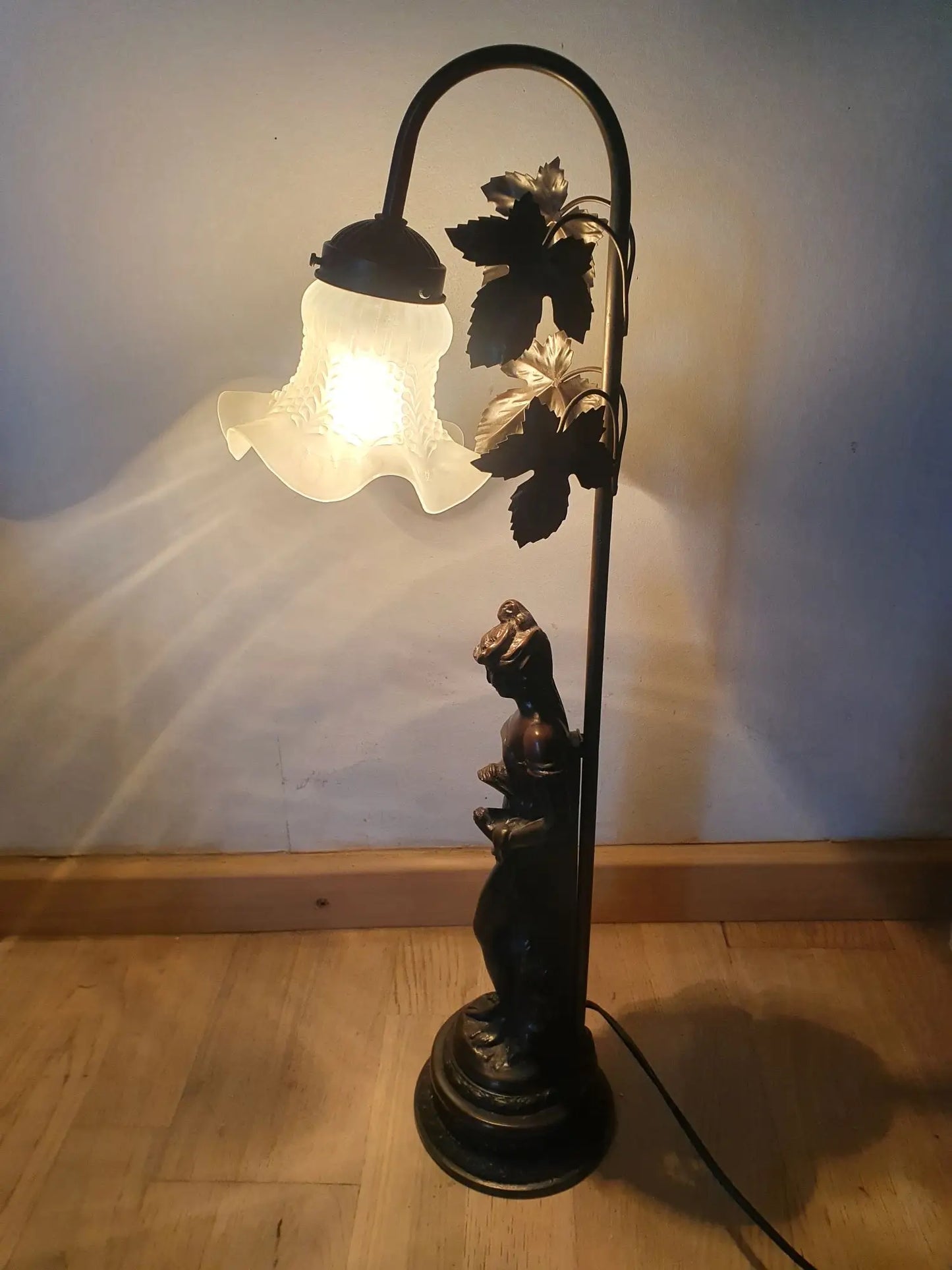 paire-lampes-de-table-style-art-deco-decoratives-vintage-allumee-1