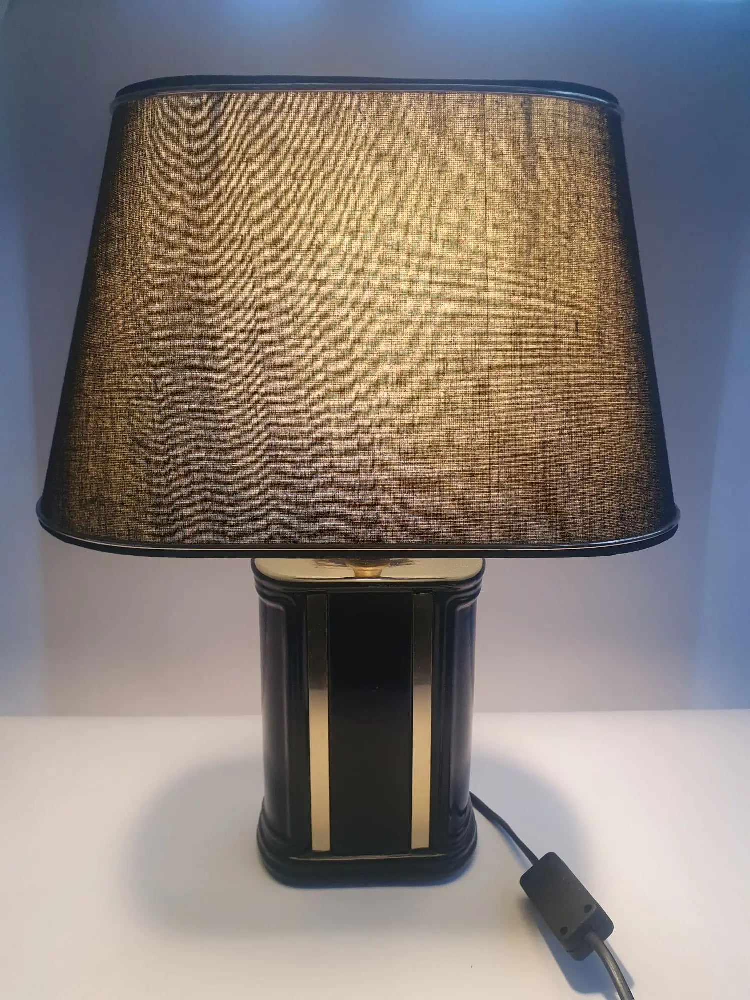 paire-lampes-table-pose-ceramique-noire-annees-70-allumee-1