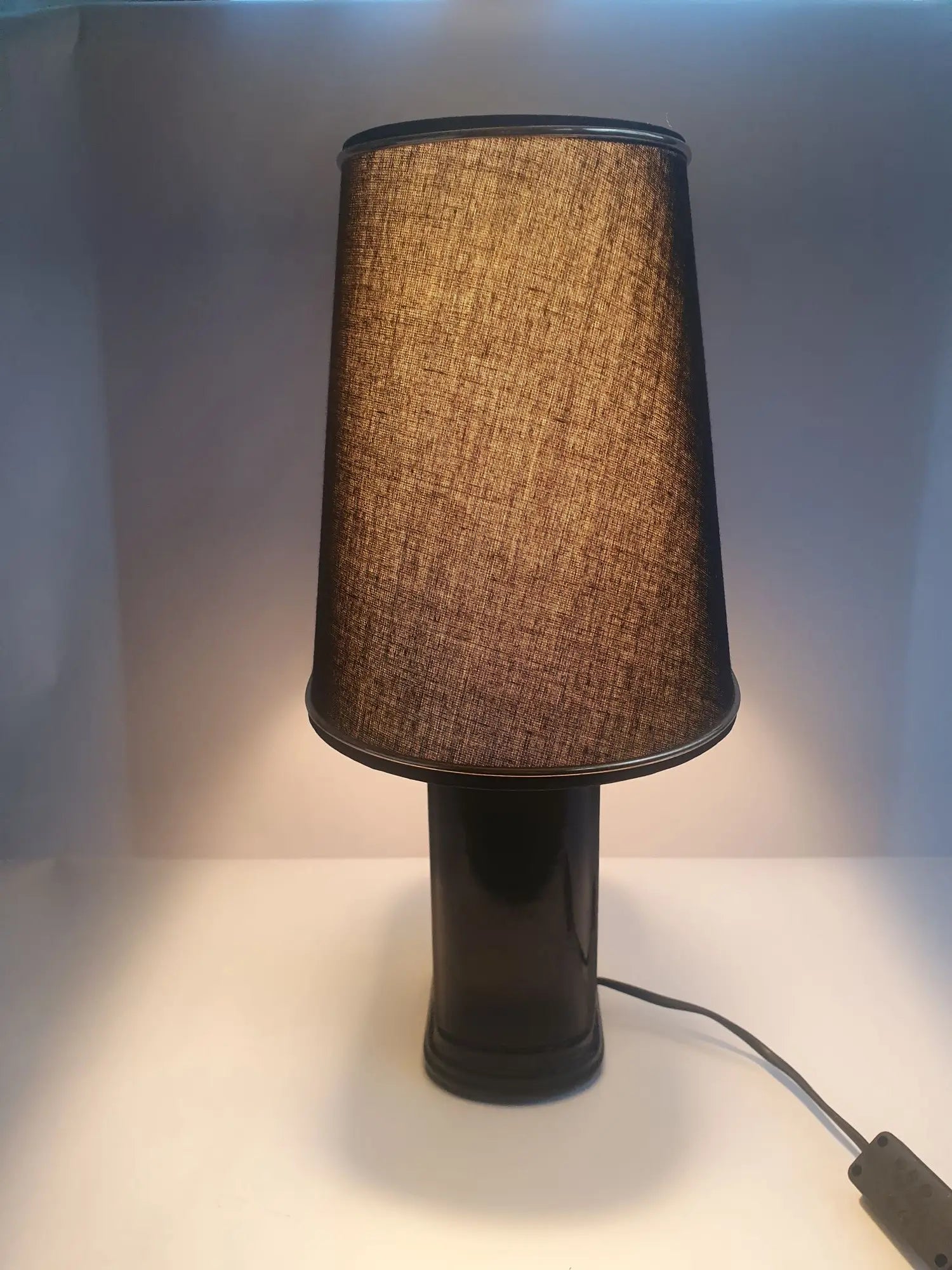 paire-lampes-table-pose-ceramique-noire-annees-70-allumee-2