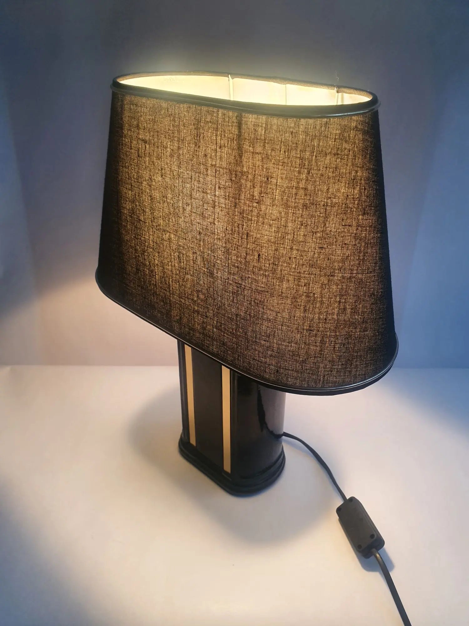 paire-lampes-table-pose-ceramique-noire-annees-70-allumee-3