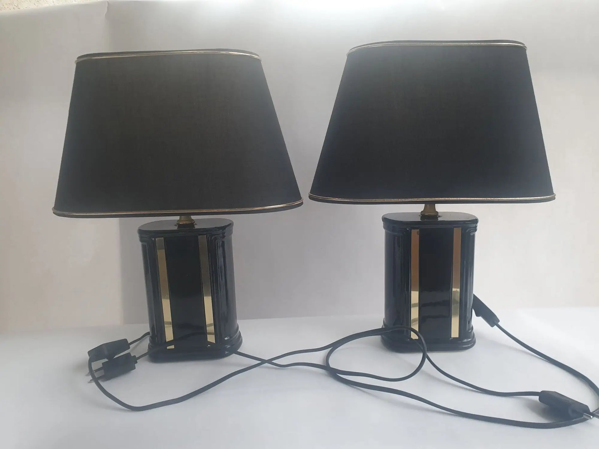 paire-lampes-table-pose-ceramique-noire-annees-70-cables-1