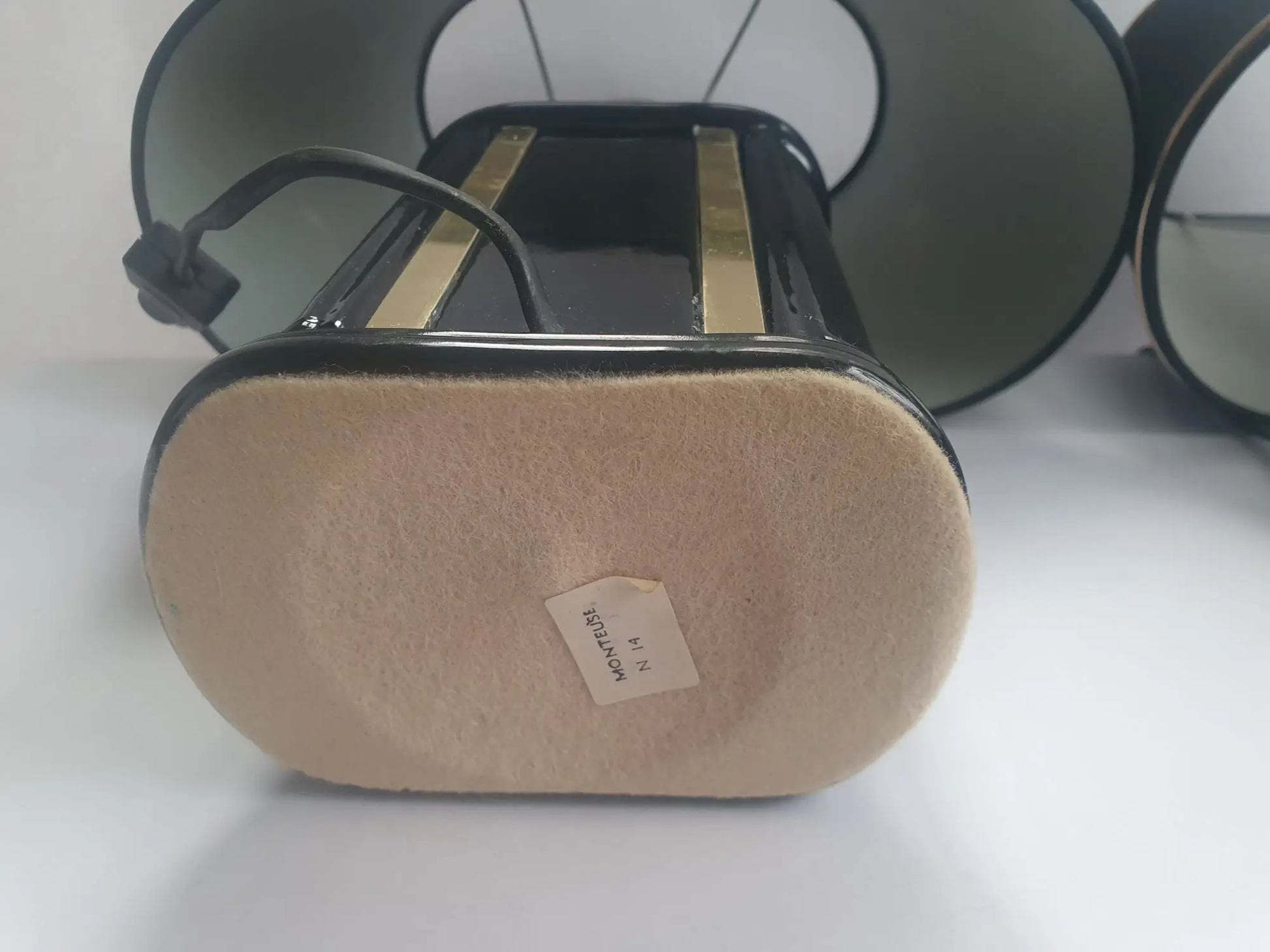 paire-lampes-table-pose-ceramique-noire-annees-70-dessous-1