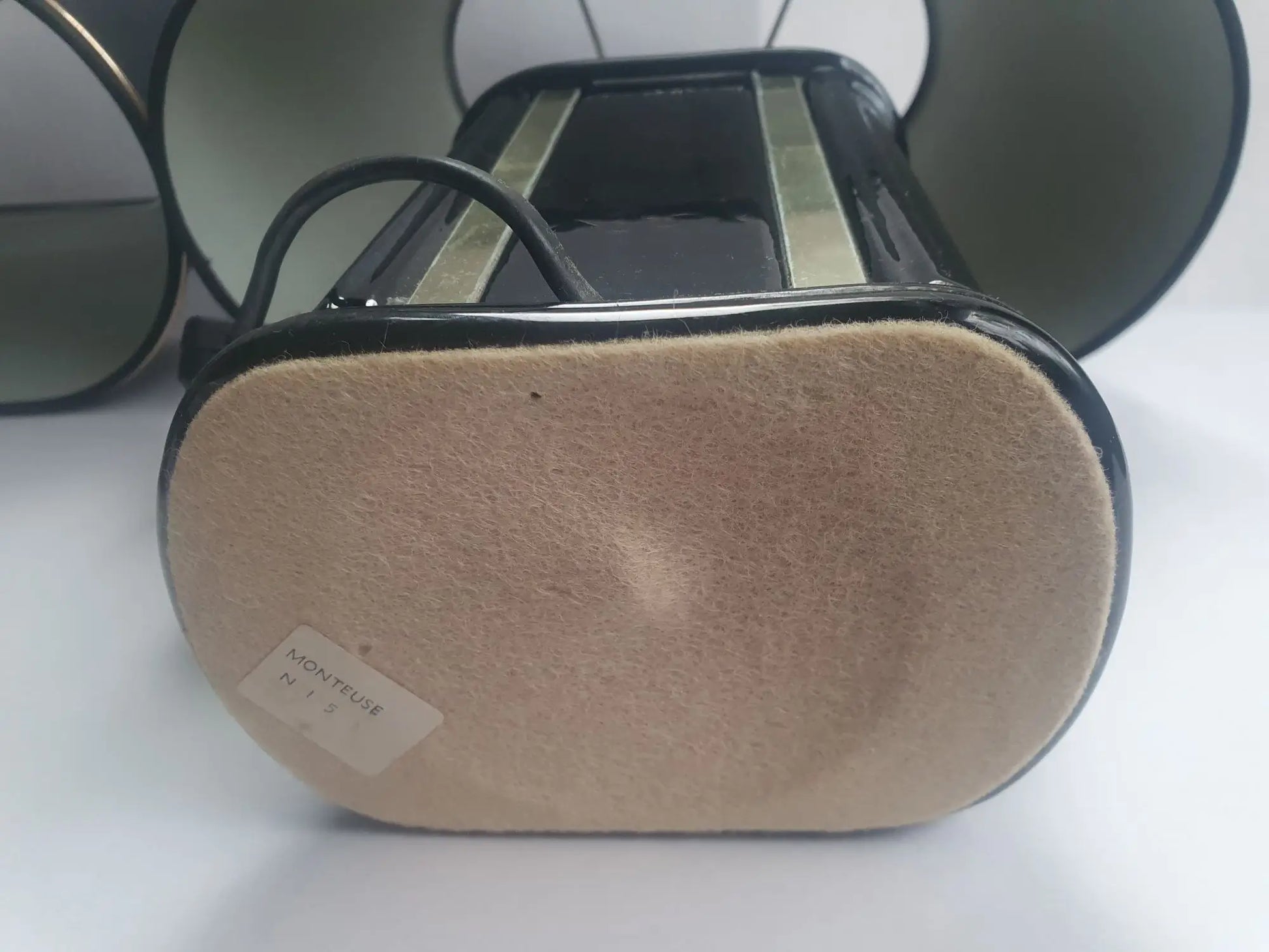 paire-lampes-table-pose-ceramique-noire-annees-70-dessous-2