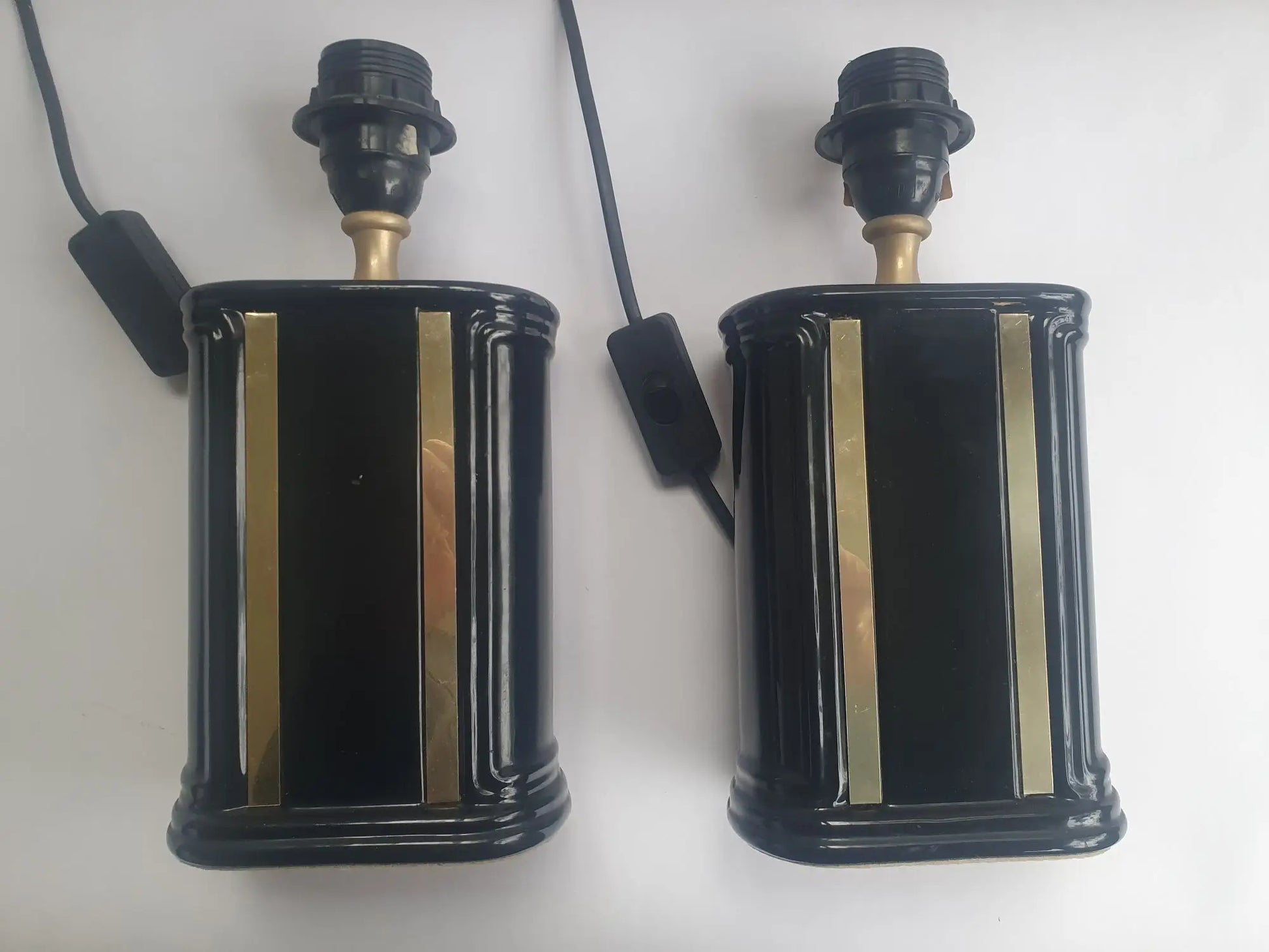 paire-lampes-table-pose-ceramique-noire-annees-70-pieds