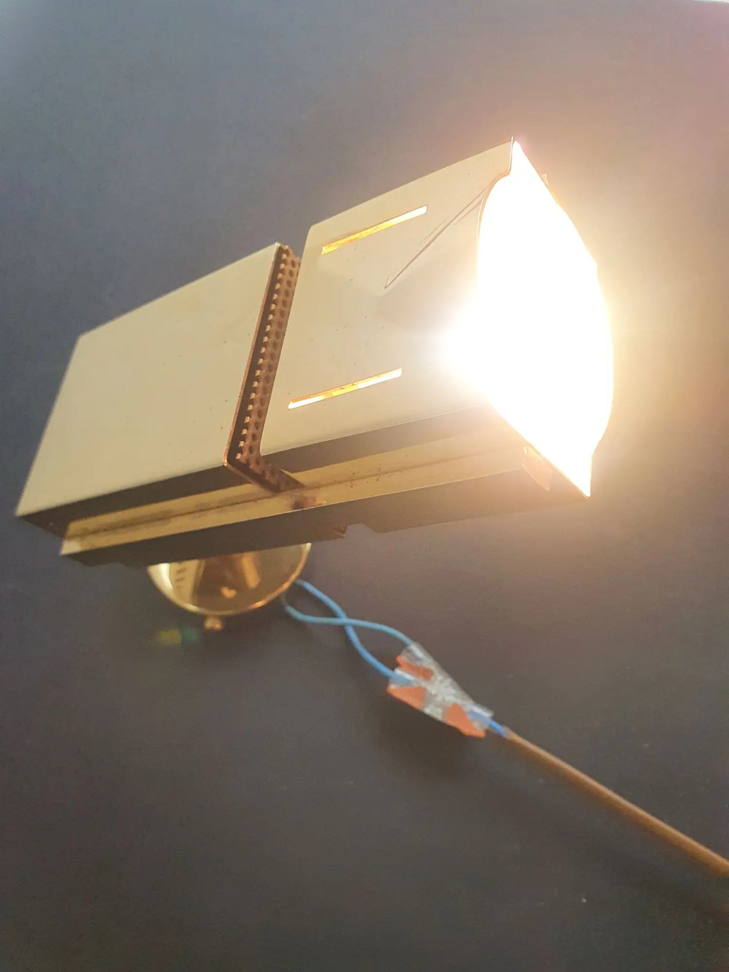 paire-spots-appliques-murales-firalux-loft-space-age-annees-70-allumee-1