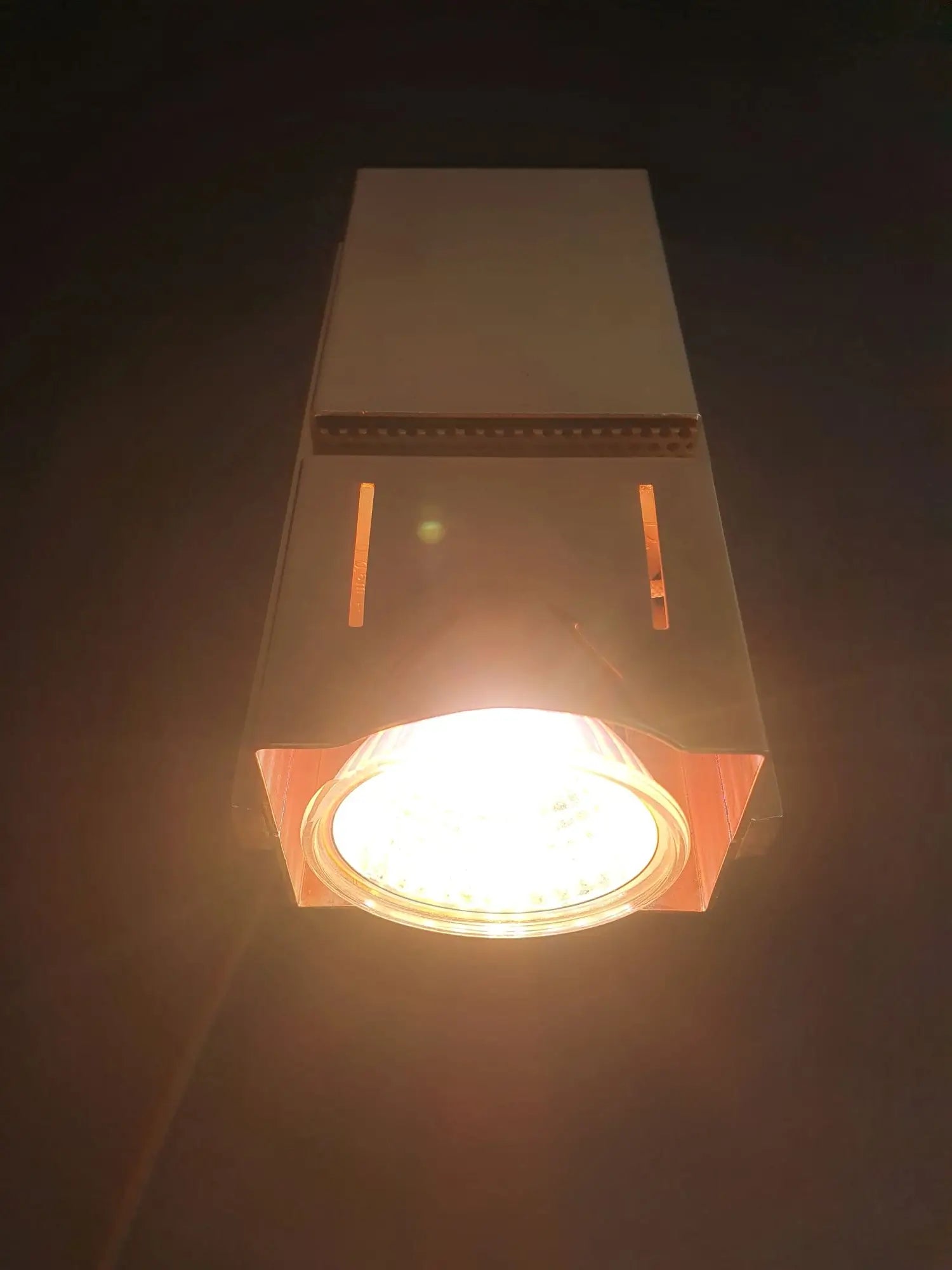 paire-spots-appliques-murales-firalux-loft-space-age-annees-70-allumee-2