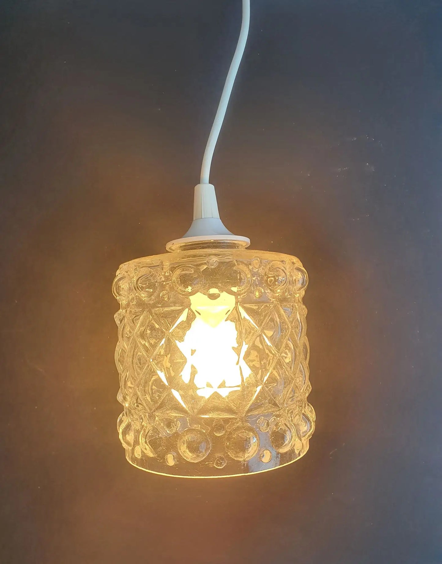 paire-suspensions-baladeuses-verre-vintage-annees70-allumee-1