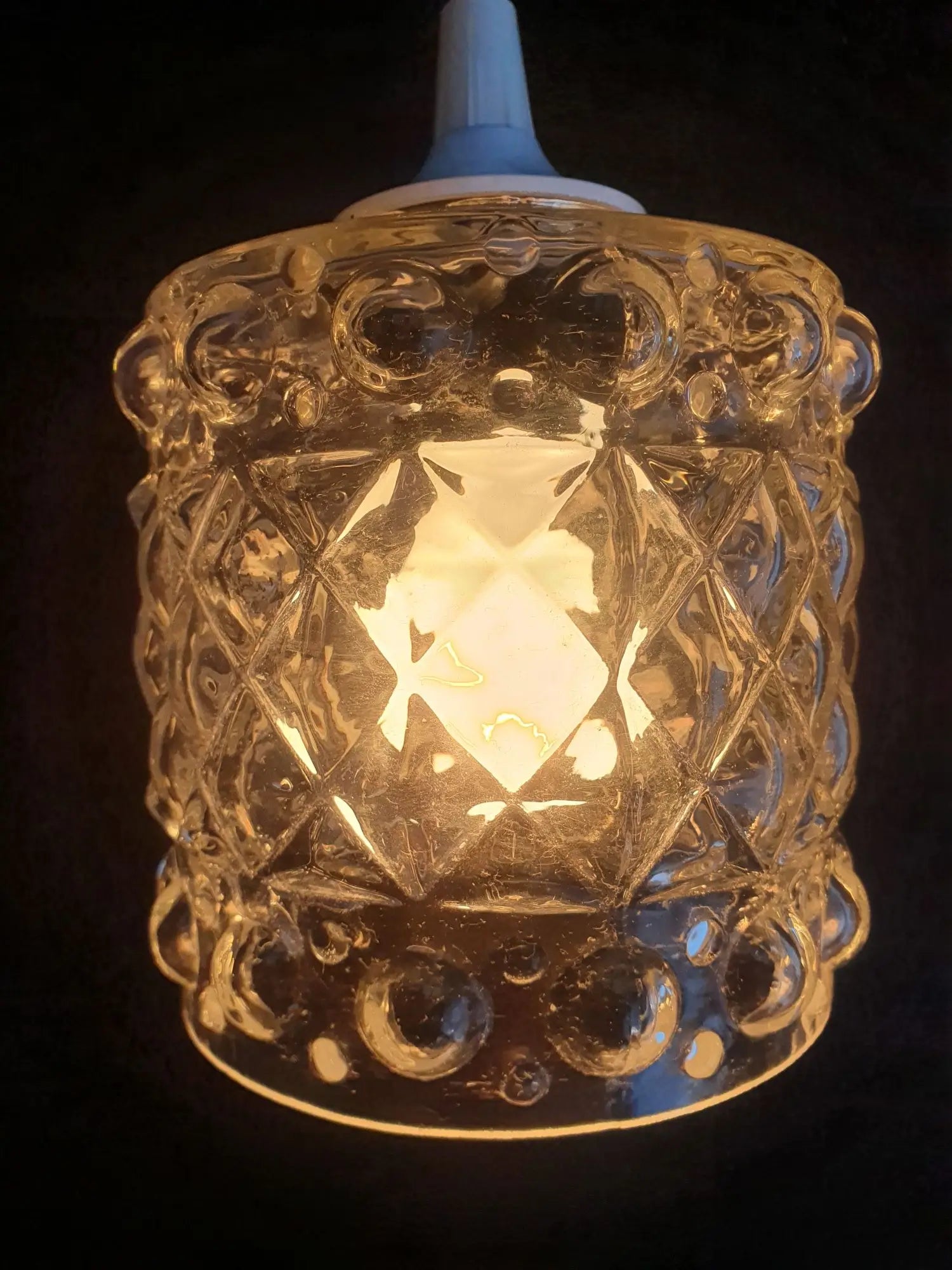 paire-suspensions-baladeuses-verre-vintage-annees70-allumee-2