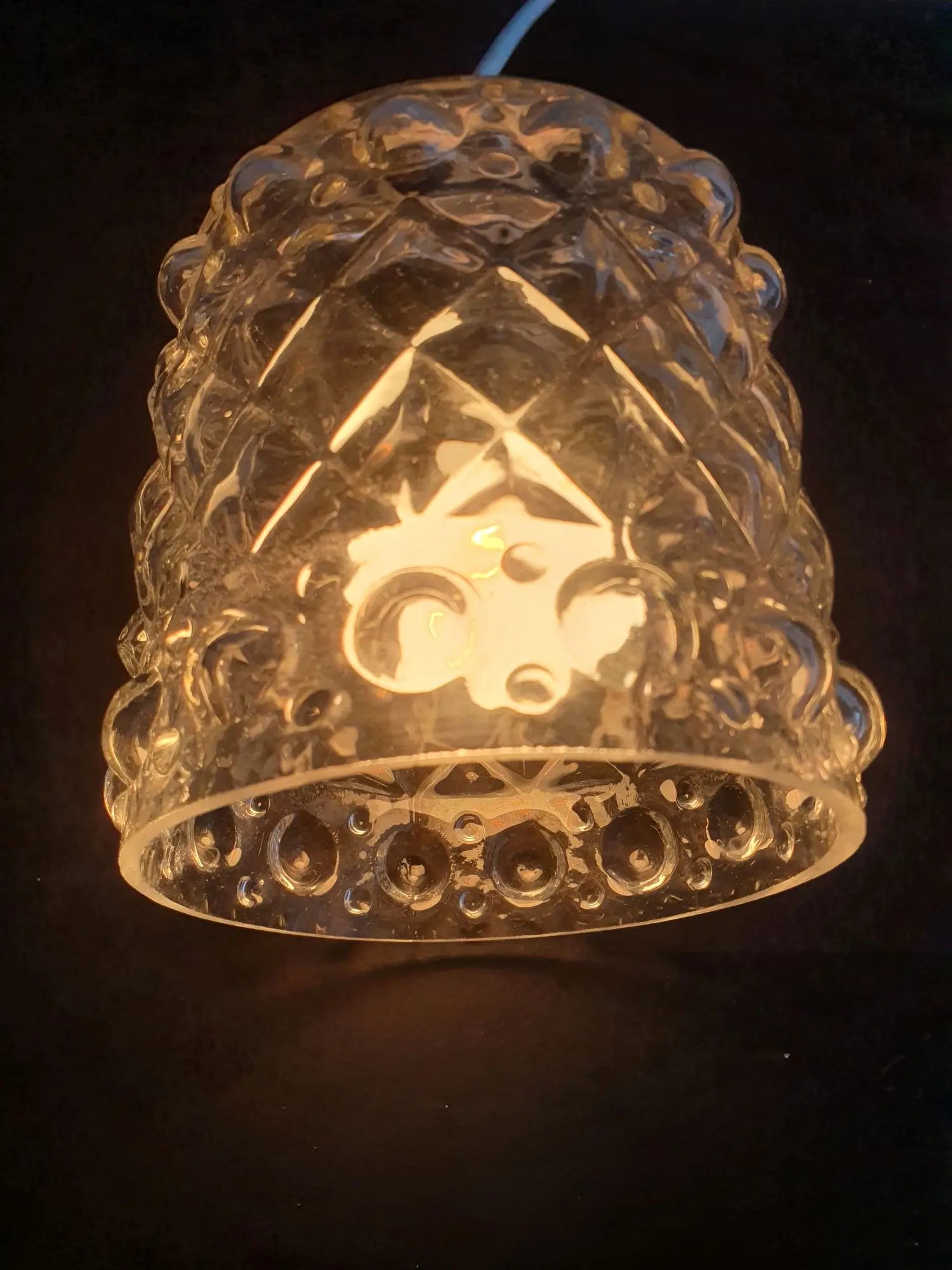 paire-suspensions-baladeuses-verre-vintage-annees70-allumee-3