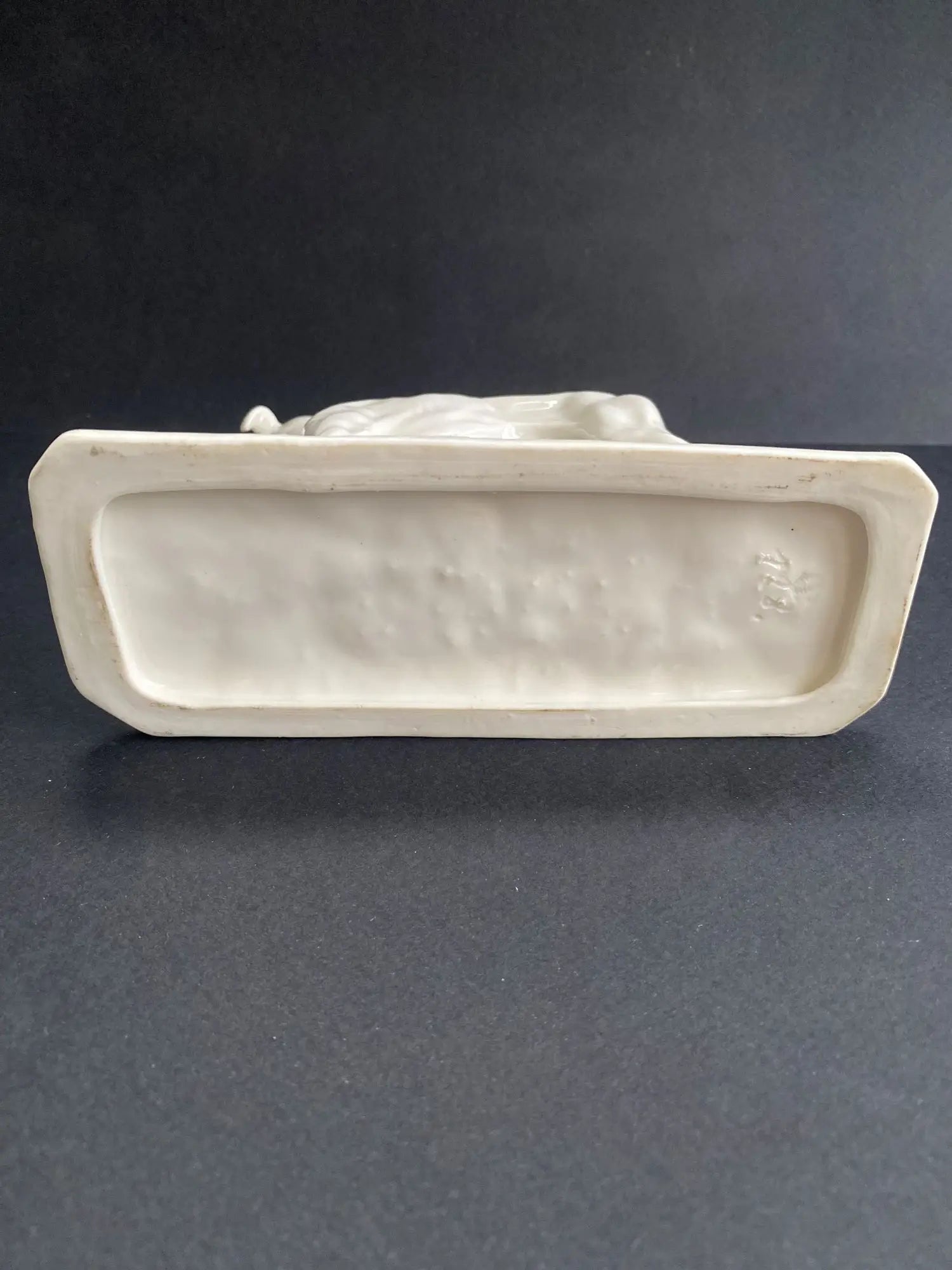 sculture-levier-porcelaine-nymphenburg-signe-pjmene-dessous