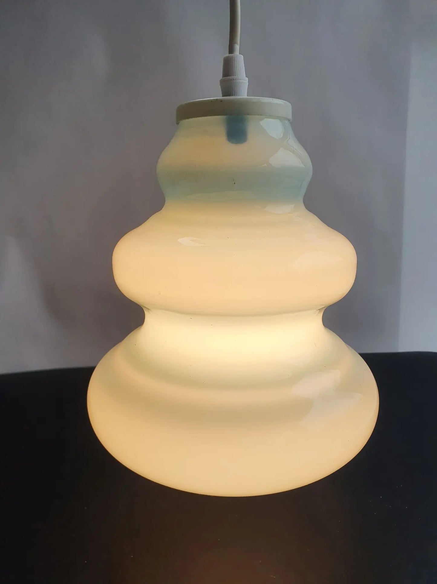 suspension-baladeuse-verre-opalin-bleu-vintage-allumee-1