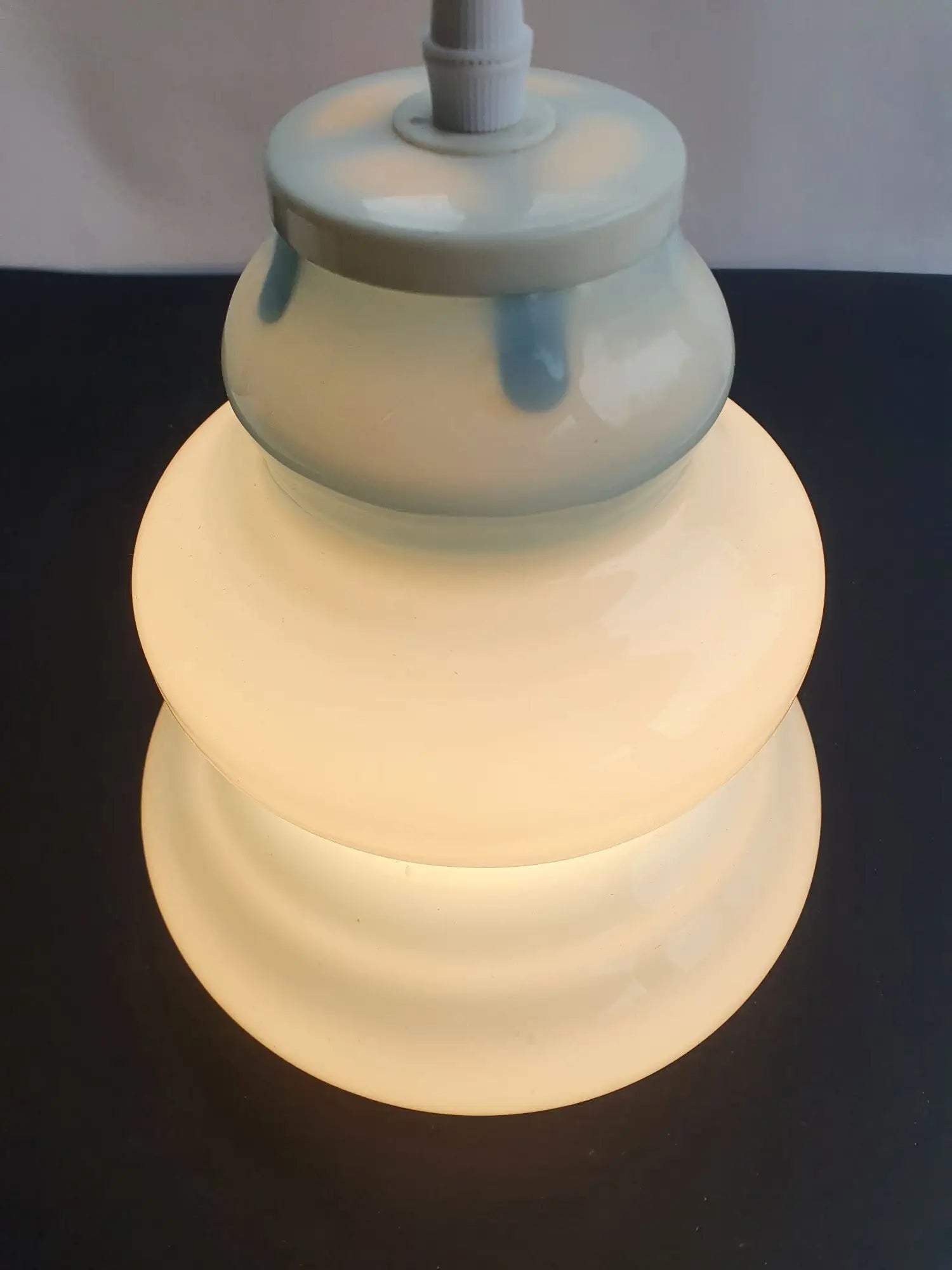 suspension-baladeuse-verre-opalin-bleu-vintage-allumee-2