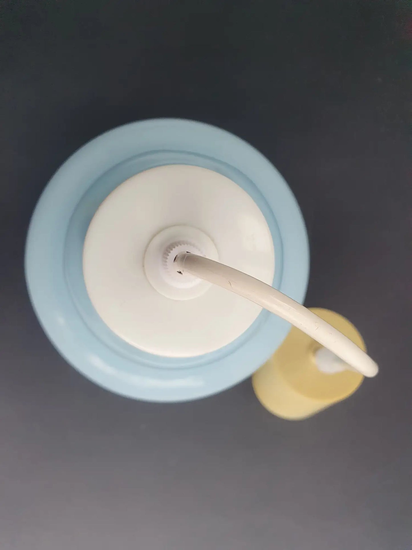 suspension-baladeuse-verre-opalin-bleu-vintage-dessus