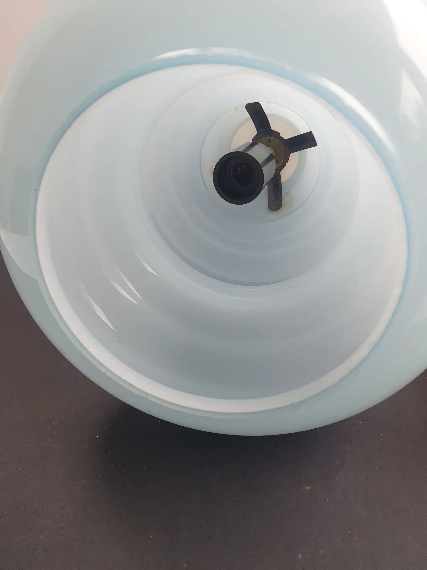 suspension-baladeuse-verre-opalin-bleu-vintage-detail-3