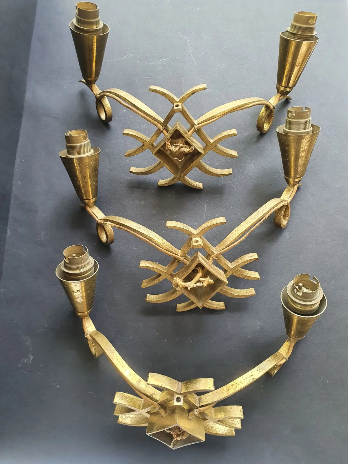 trois-appliques-murales-bronze-dore-jules-leleu-art-deco-arriere